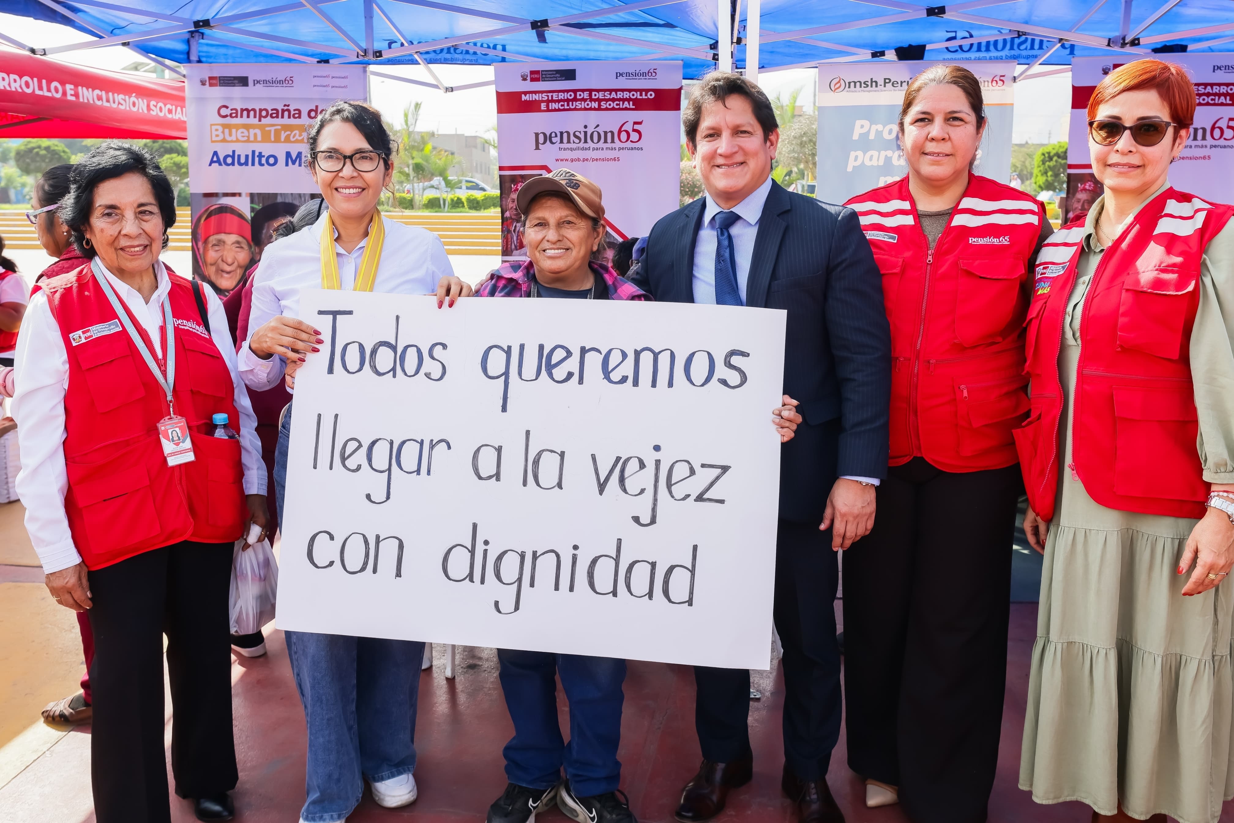 Más de 400 adultos mayores de Comas acceden a servicios de salud y empleo en feria del Midis