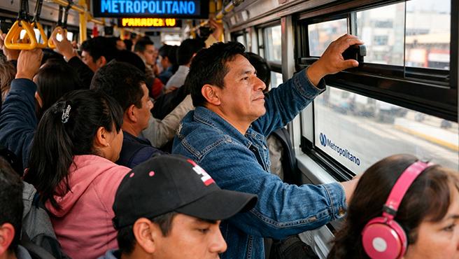 Usuarios de transporte público deben abrir ventanas para prevenir tuberculosis recomienda el Minsa