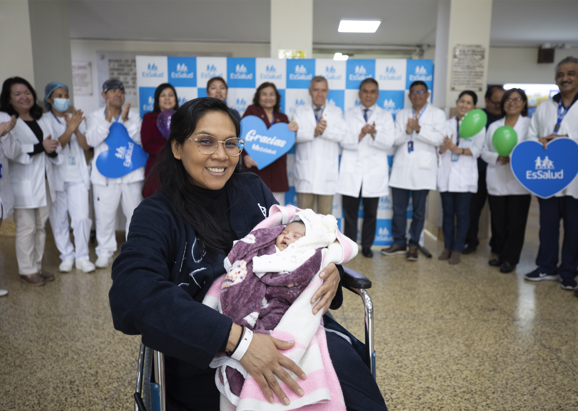 Renacer dos veces: Mujer trasplantada de hígado se convierte en madre 19 años después en el Hospital Almenara de EsSalud