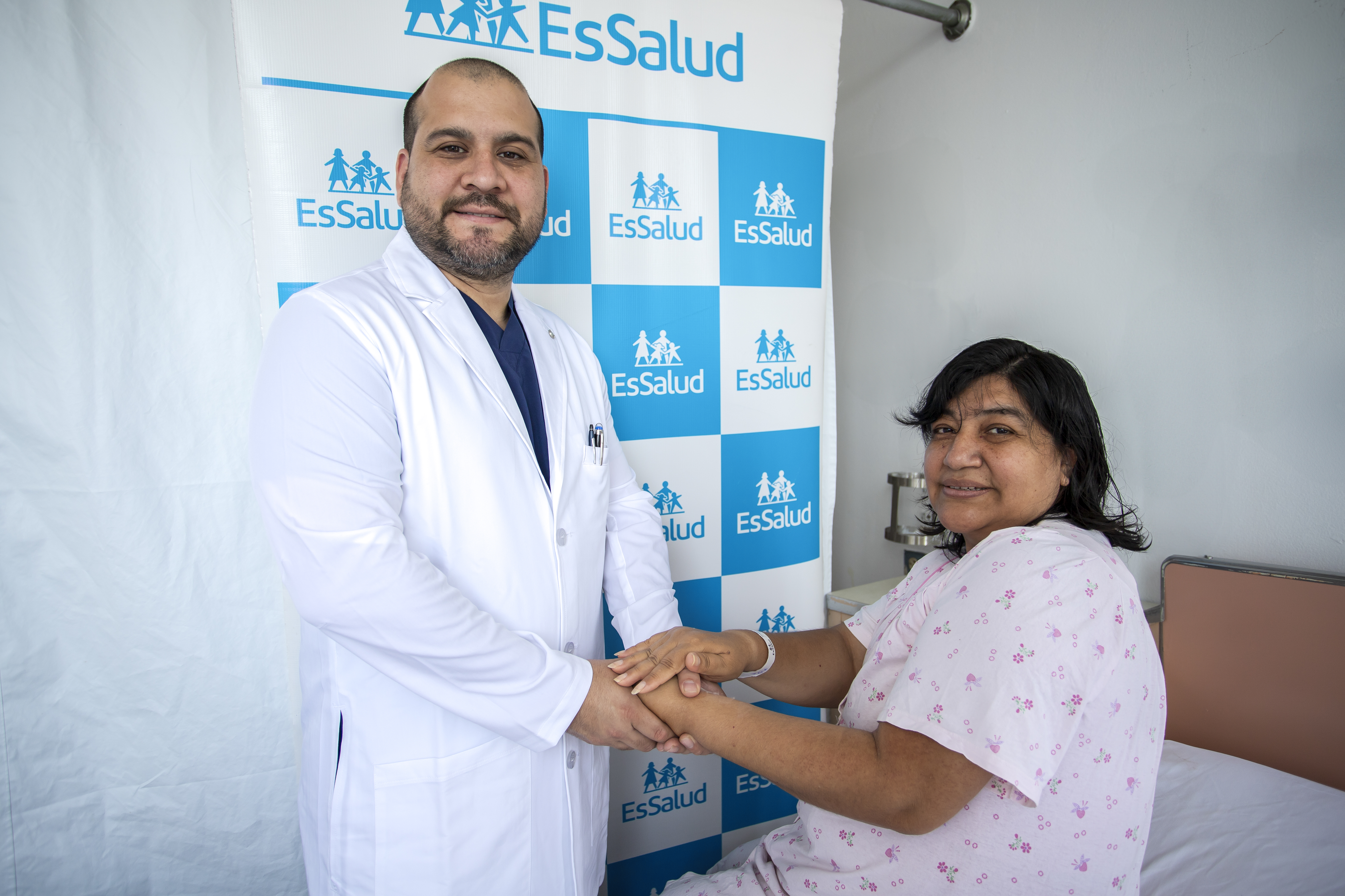 EsSalud realiza exitosa cirugía ginecológica con técnica mínimamente invasiva a asegurada de 52 años