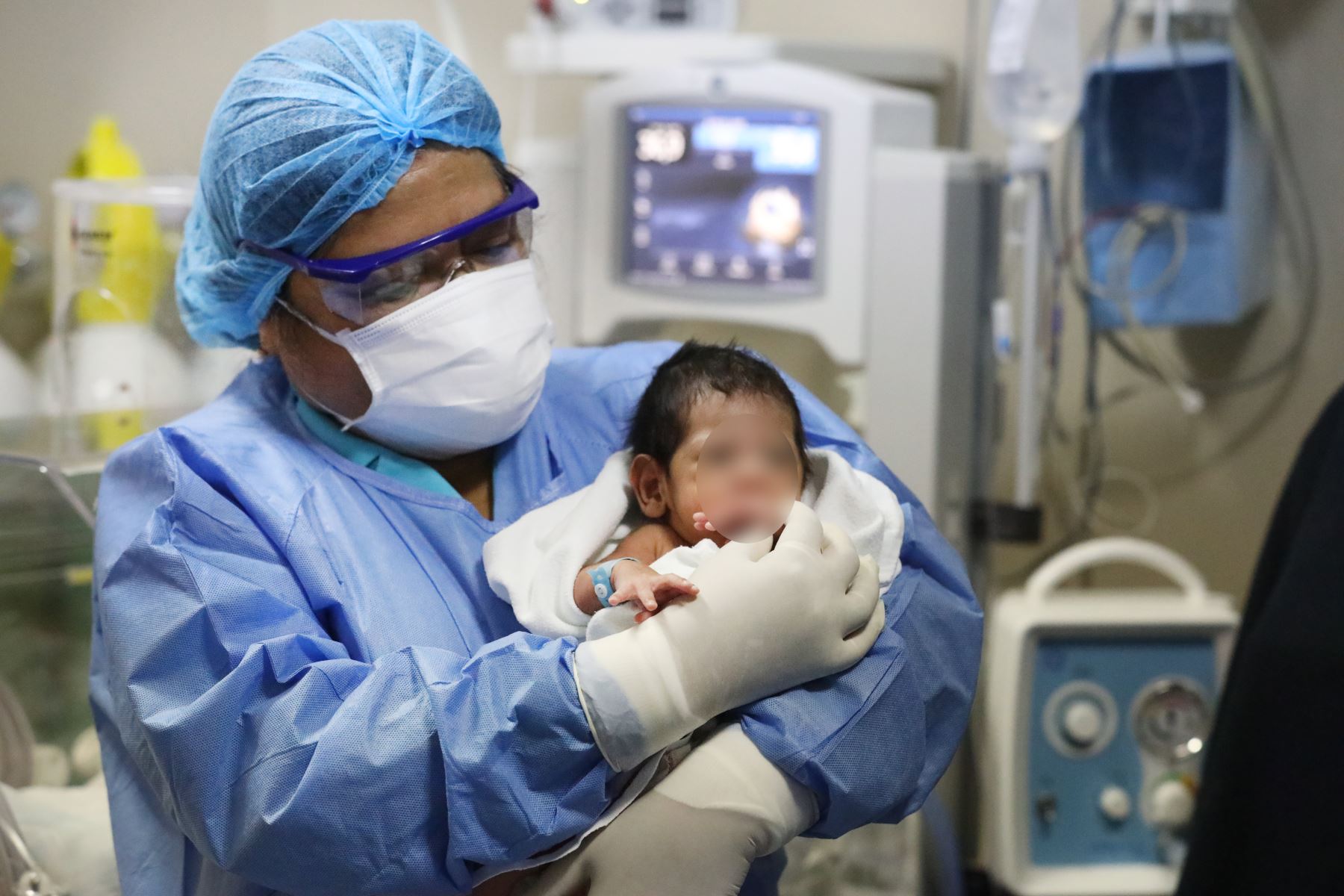 ¡Proeza médica! EsSalud salvó a bebé prematuro de madre con Covid-19