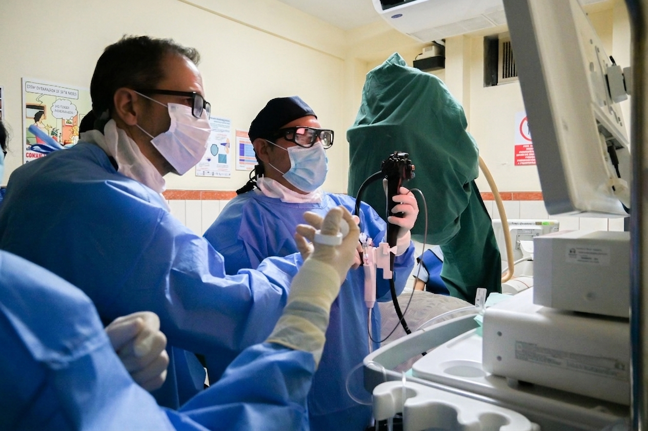 Gastroenterólogos del Hospital Nacional Dos de Mayo logran especializarse en colangioscopía