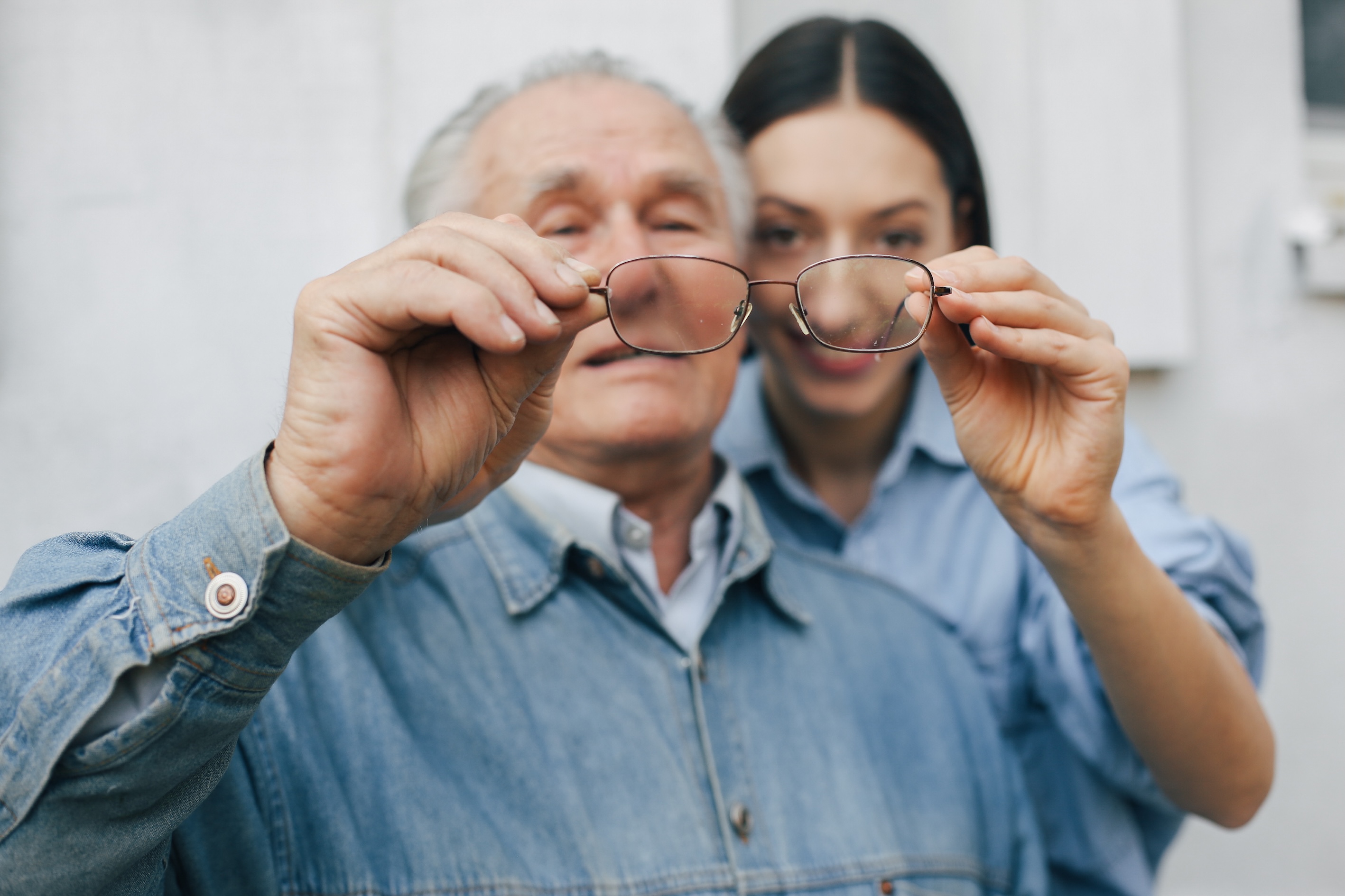 ¿Ver menos es parte de la edad? Las señales que no deben ignorar los adultos mayores