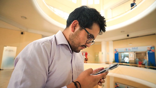 Minsa advierte que el uso excesivo del celular puede provocar dolor cervical y lesiones en la columna