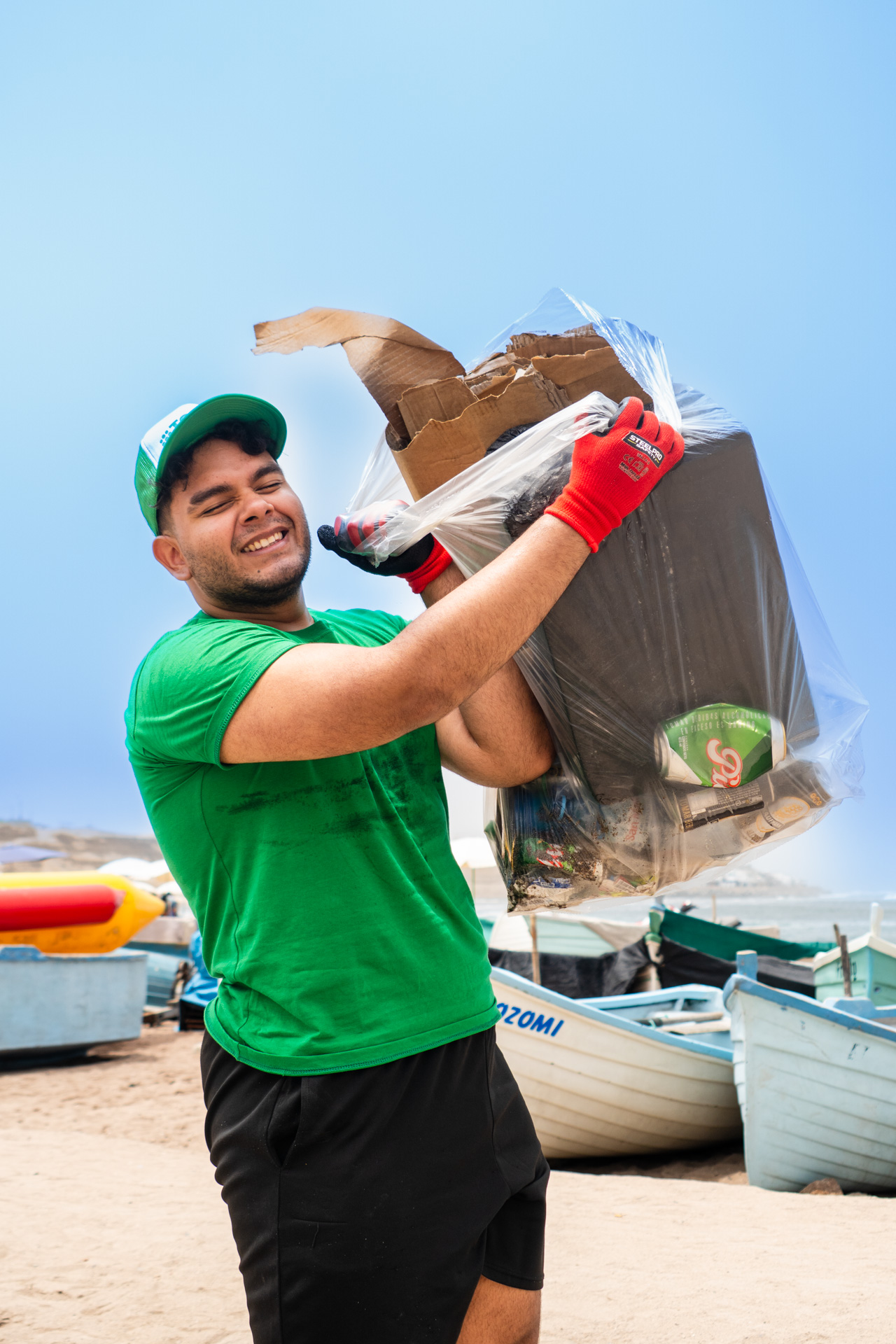 Más de 100 voluntarios se unieron para limpiar la playa El Silencio en jornada impulsada por Tottus