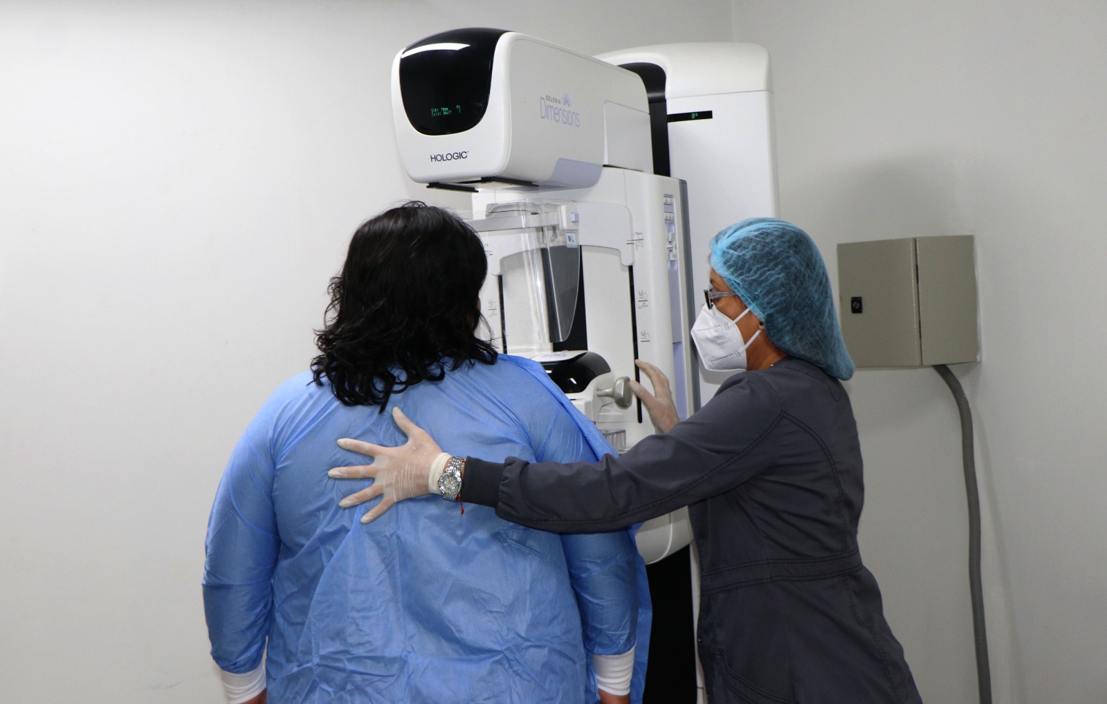 Existe sesgo discriminatorio en tratamiento de cáncer de mama