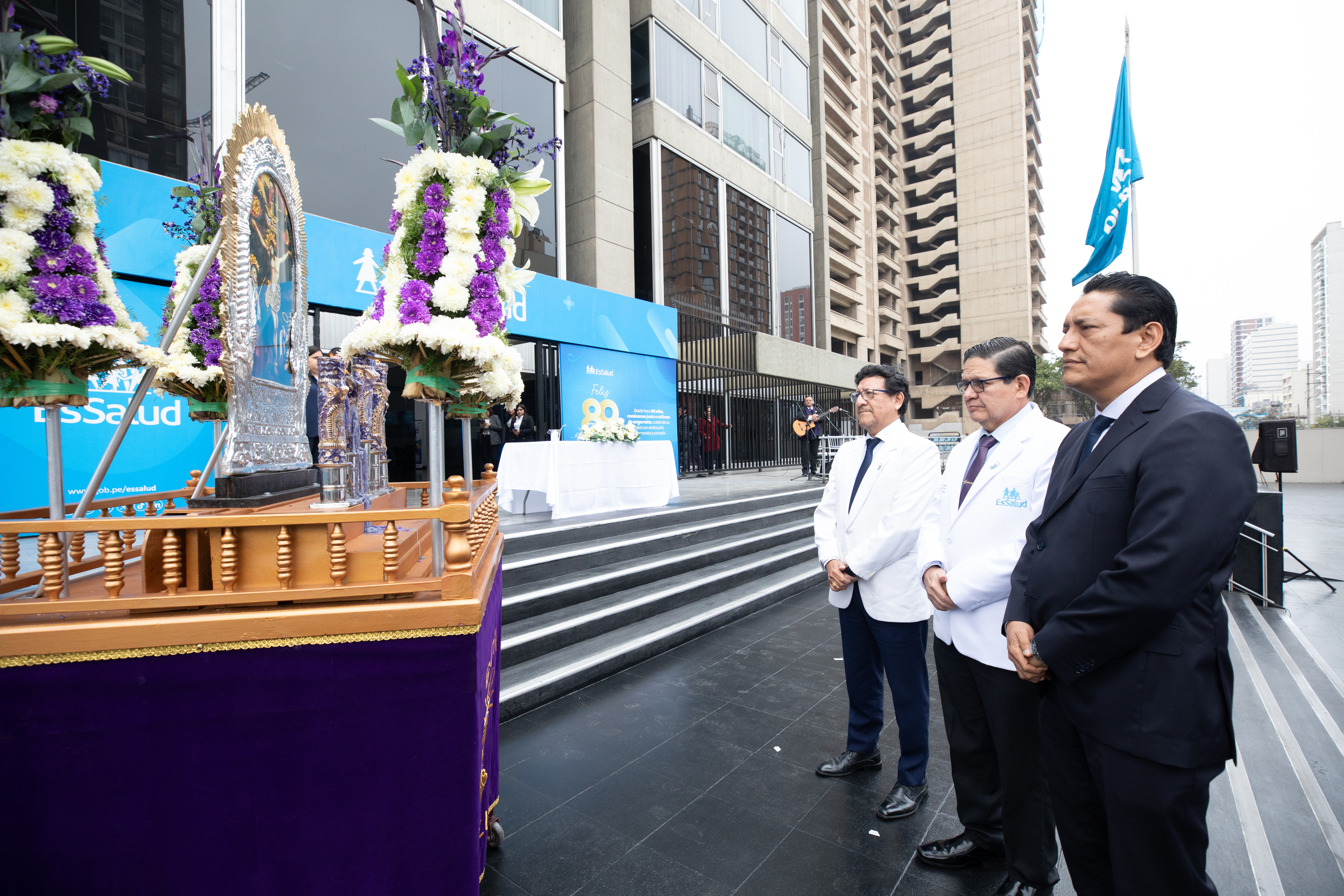 Cada historia de recuperación en EsSalud es un milagro de la medicina y del amor, dice presidente ejecutivo