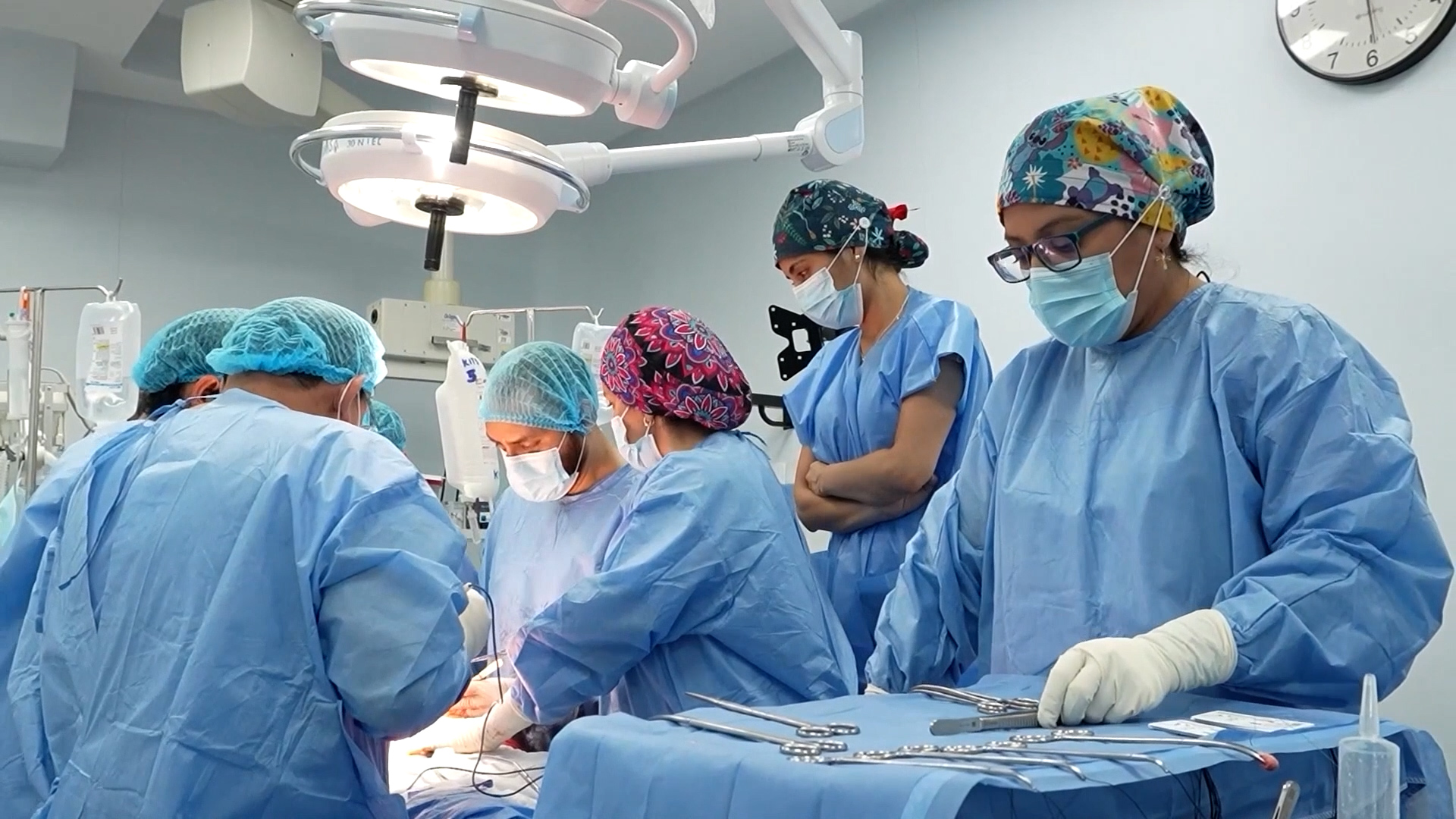 Proeza médica: Cirujanos de EsSalud Puno extirpan tumor del tamaño de una pelota de baloncesto a una mujer