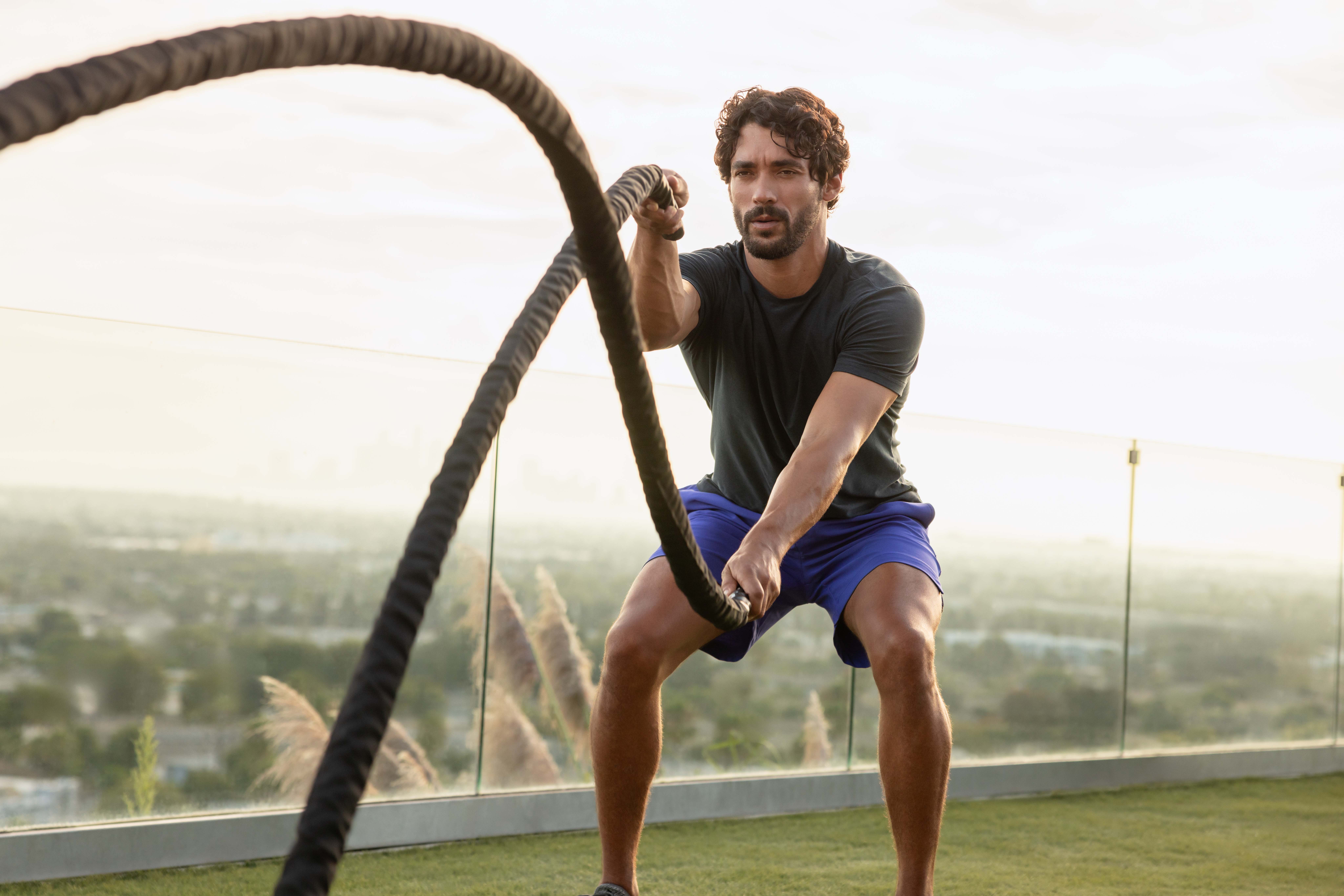 ¿El ejercicio aeróbico o el entrenamiento de fuerza ayudan más a bajar de peso?