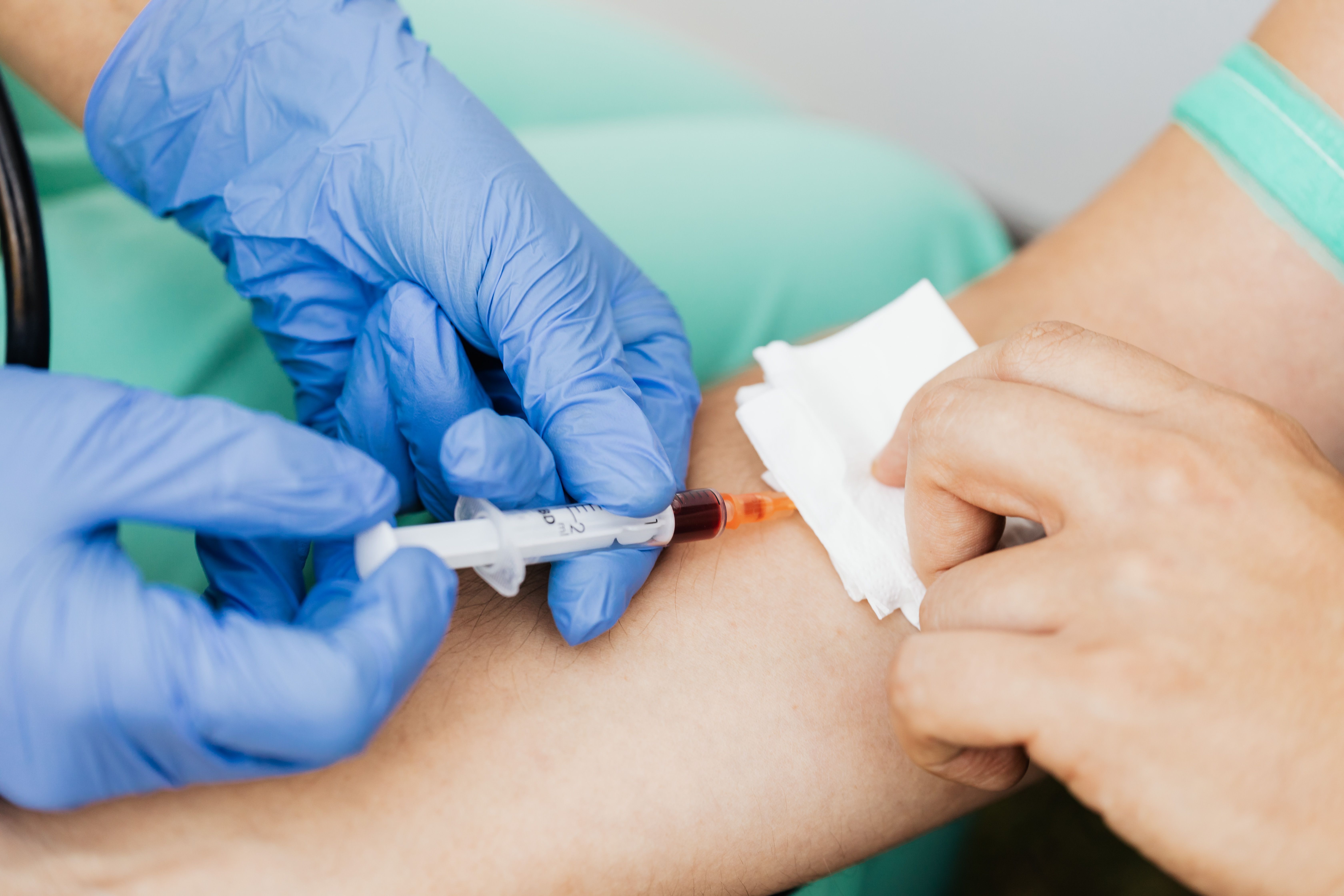 ¿Qué análisis de sangre y orina ayudan a detectar problemas de salud antes de que aparezcan síntomas?