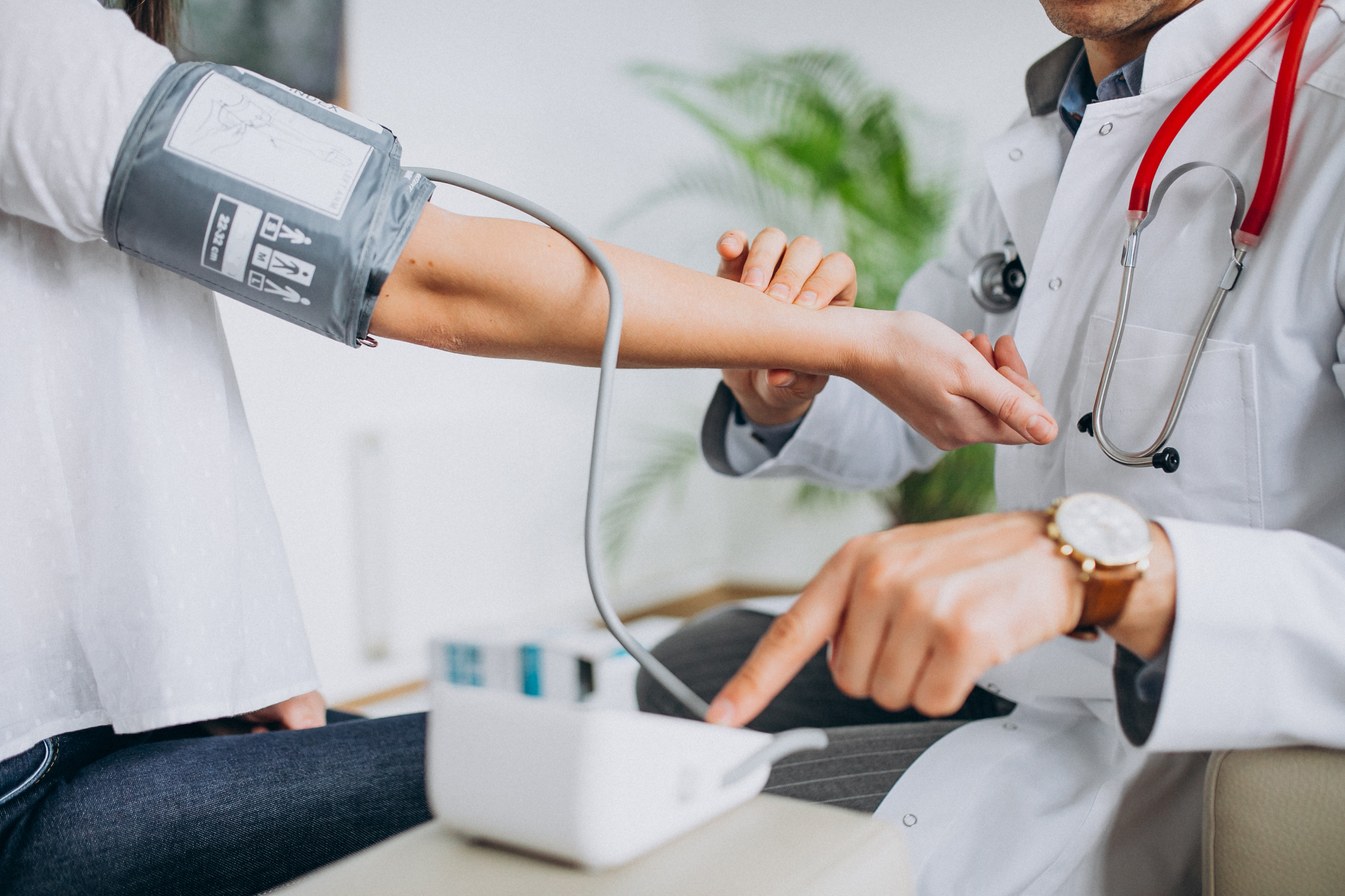 Más exámenes no siempre es mejor: ¿qué debe incluir tu chequeo médico anual para cuidar tu salud?