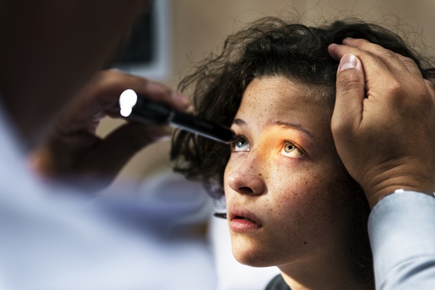EL CÁNCER QUE PUEDE DESARROLLARSE DENTRO DEL OJO Y PASAR DESAPERCIBIDO: ¿QUÉ ES EL MELANOMA UVEAL?