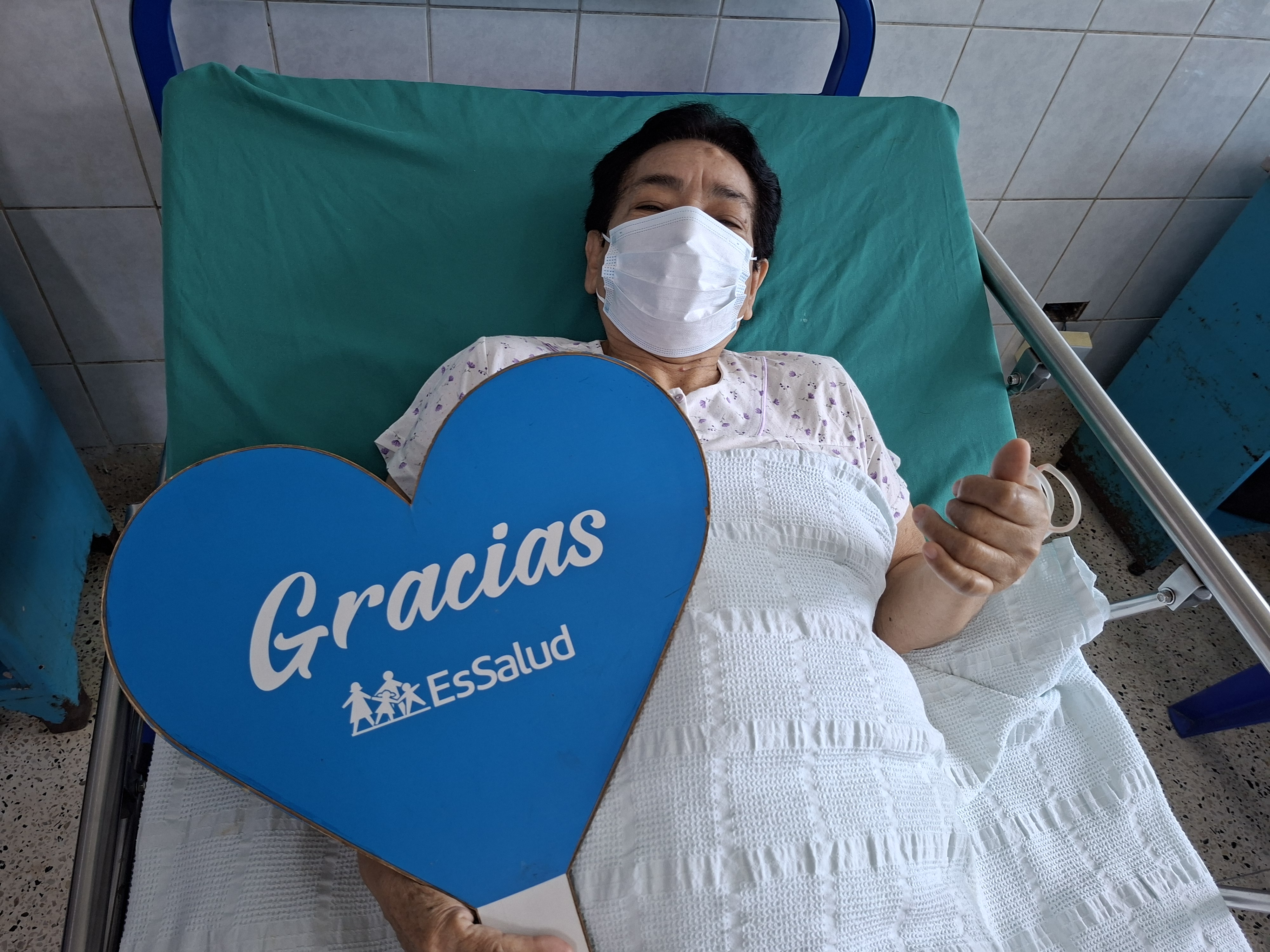 Médicos de EsSalud extirpan a paciente un tumor gigante de 18 kg alojado en uno de sus ovarios