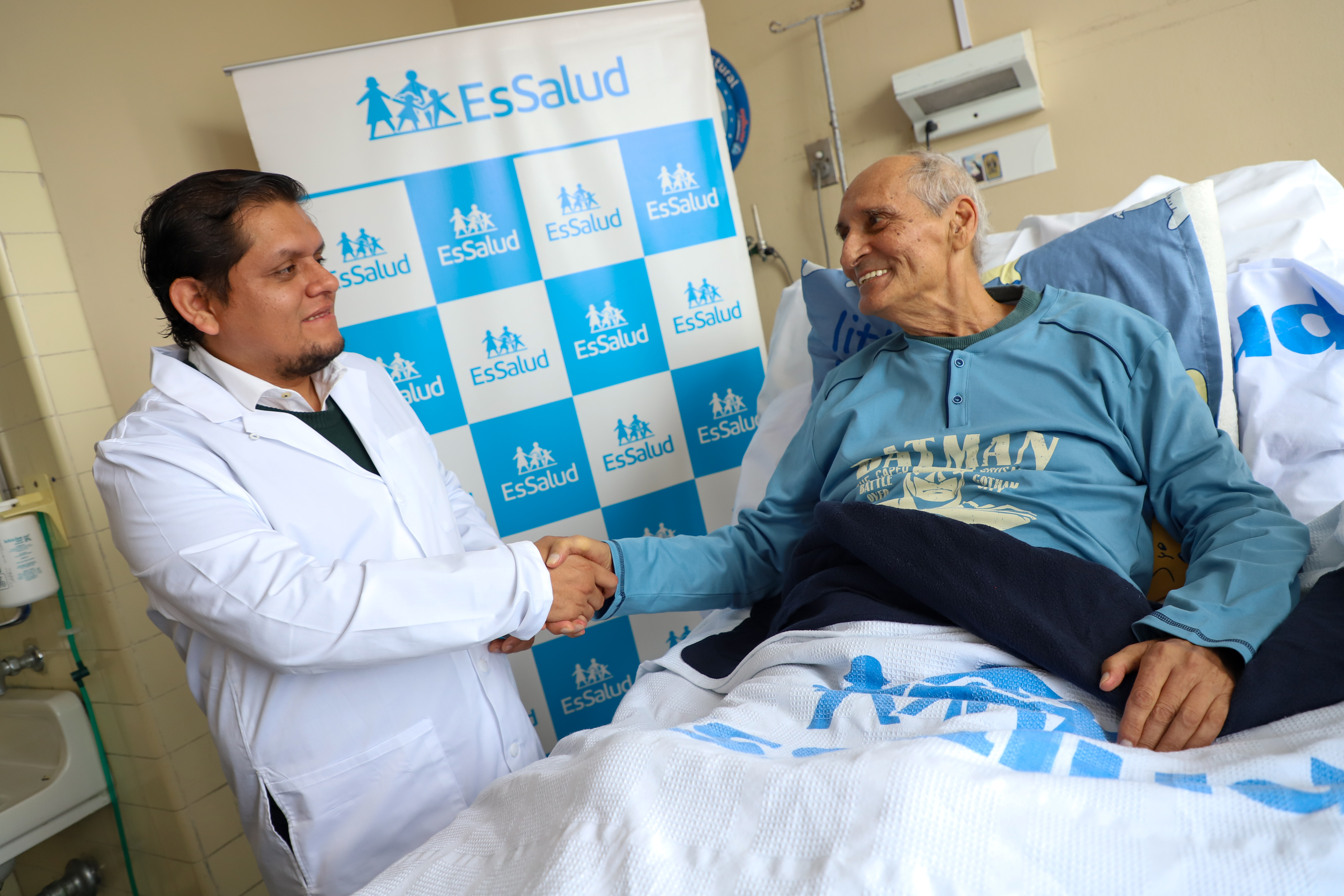 Actor Gustavo Bueno fue dado de alta por EsSalud tras compleja cirugía de columna