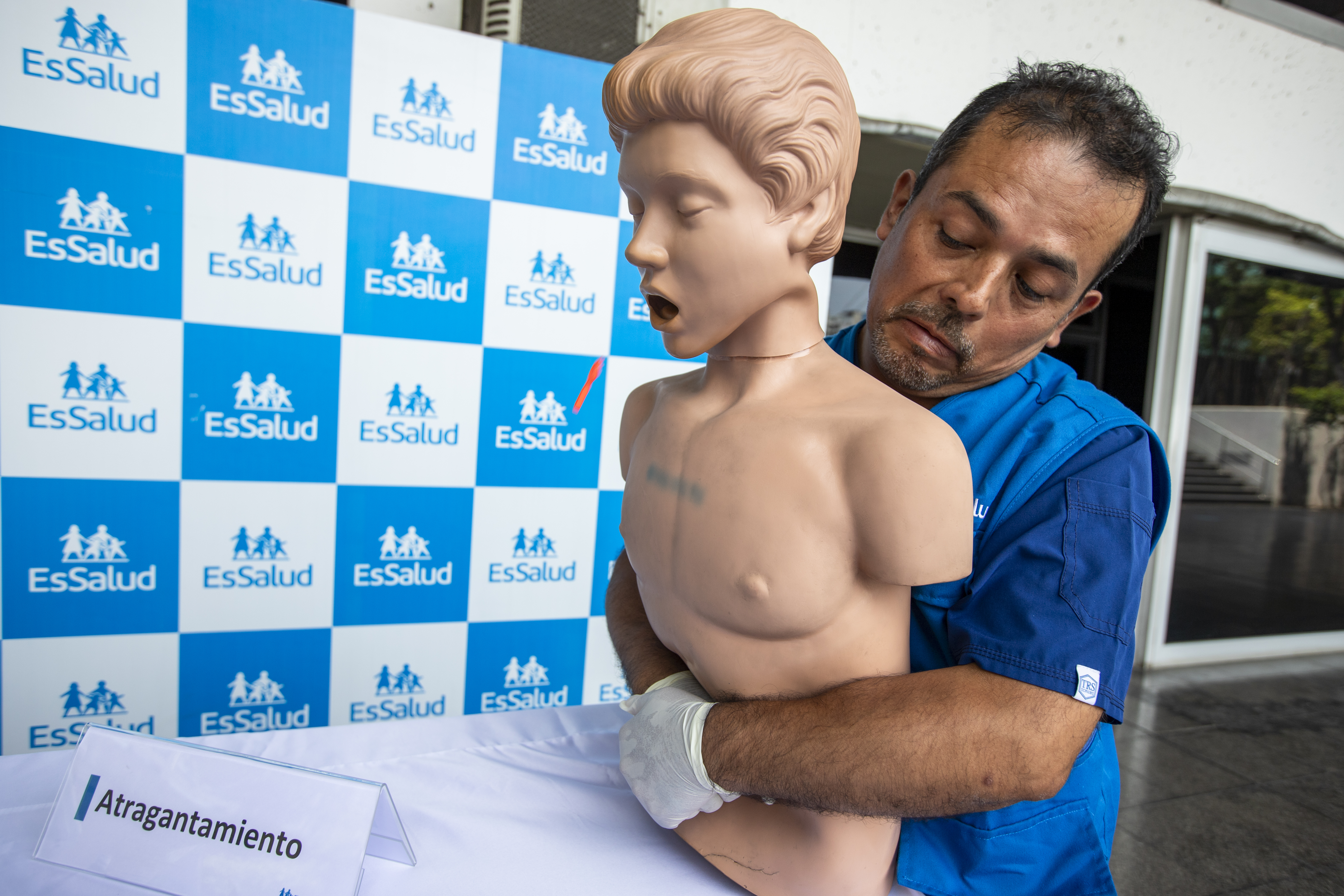 EsSalud enseña cómo actuar ante accidentes escolares y brindar primeros auxilios en colegios