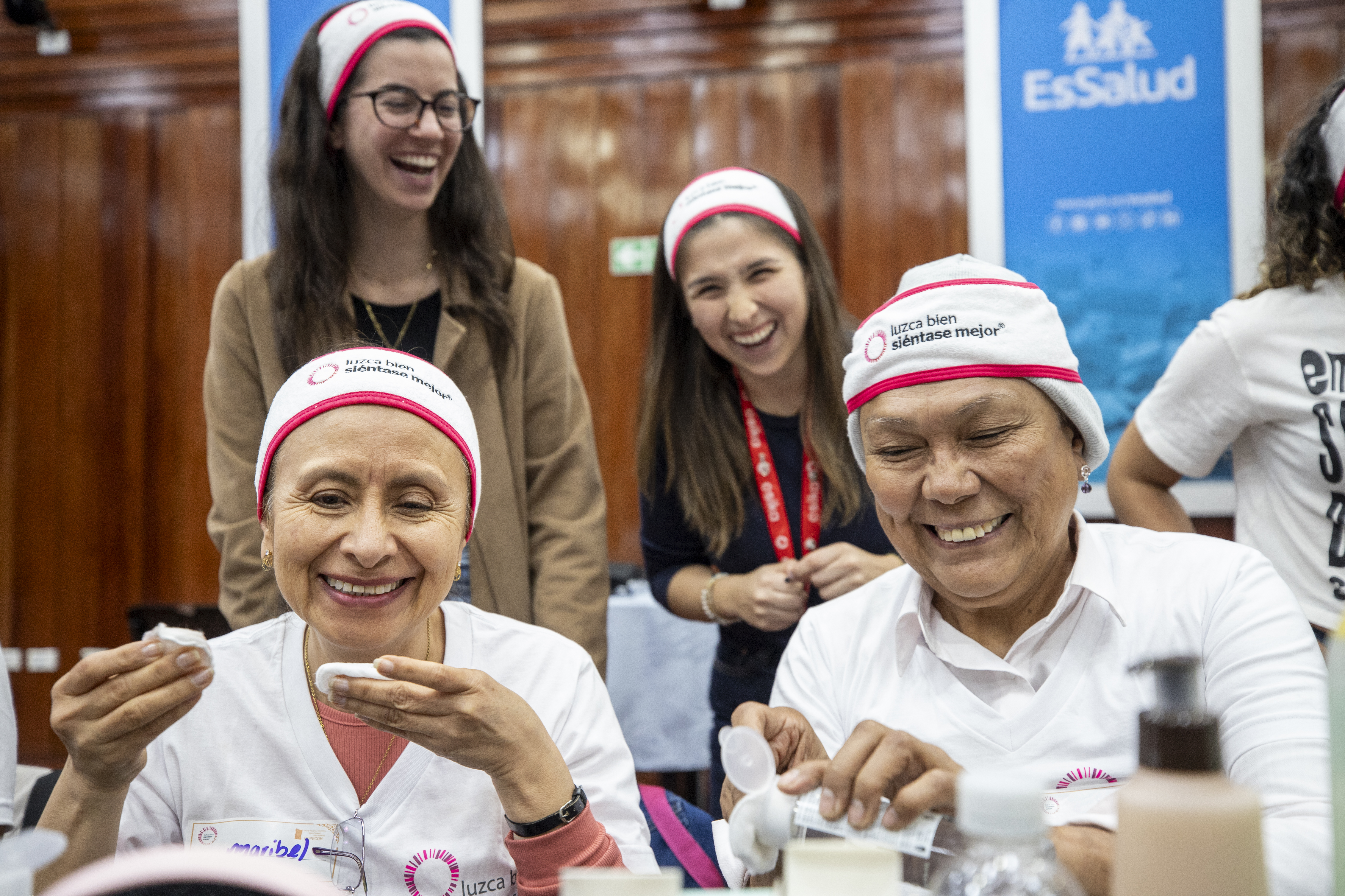 Más de 300 mujeres que enfrentan al cáncer se beneficiaron de talleres de orientación emocional en EsSalud