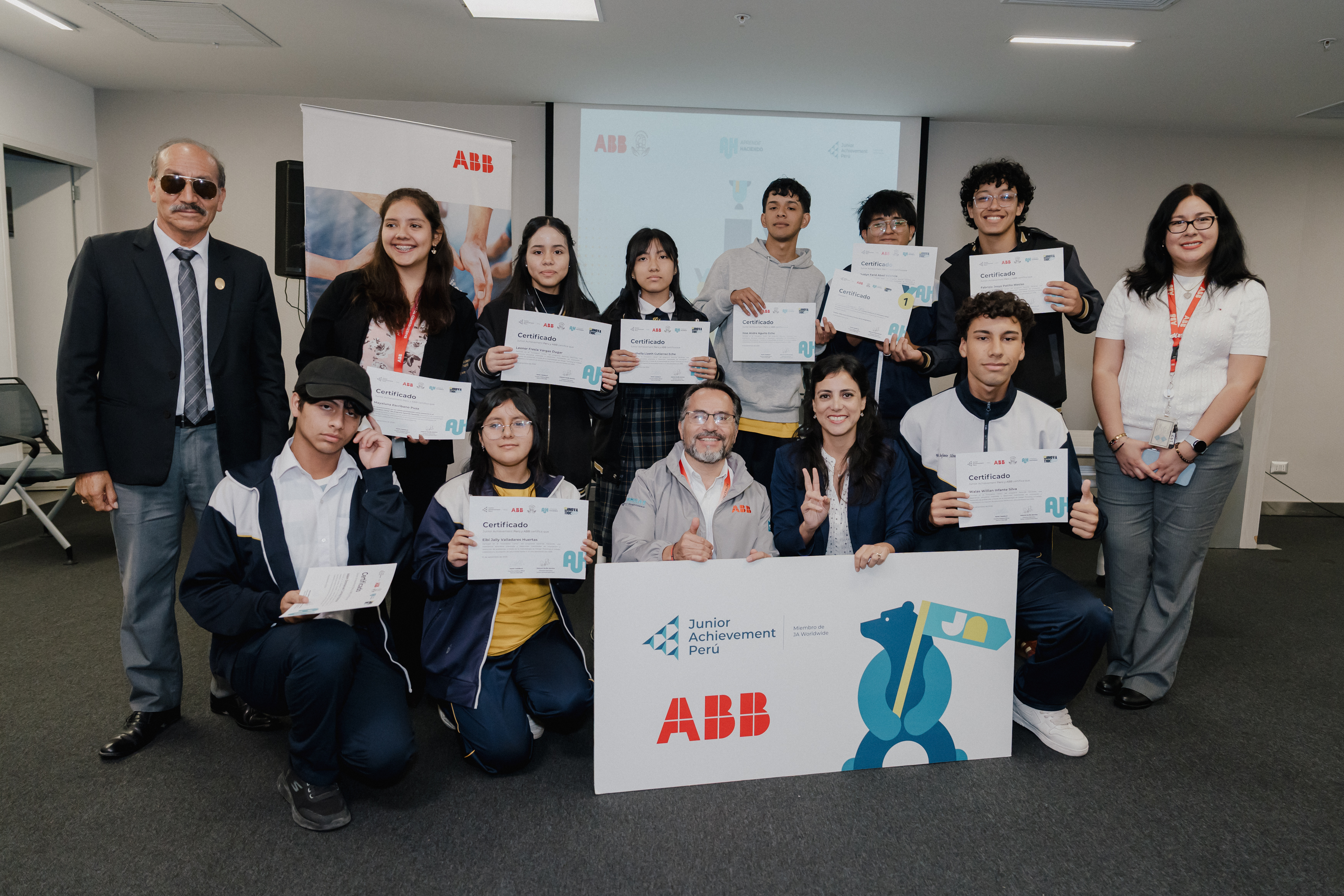 Escolares del Callao transforman problemas reales en soluciones a través de programa de innovación de ABB y Junior Achievement Perú