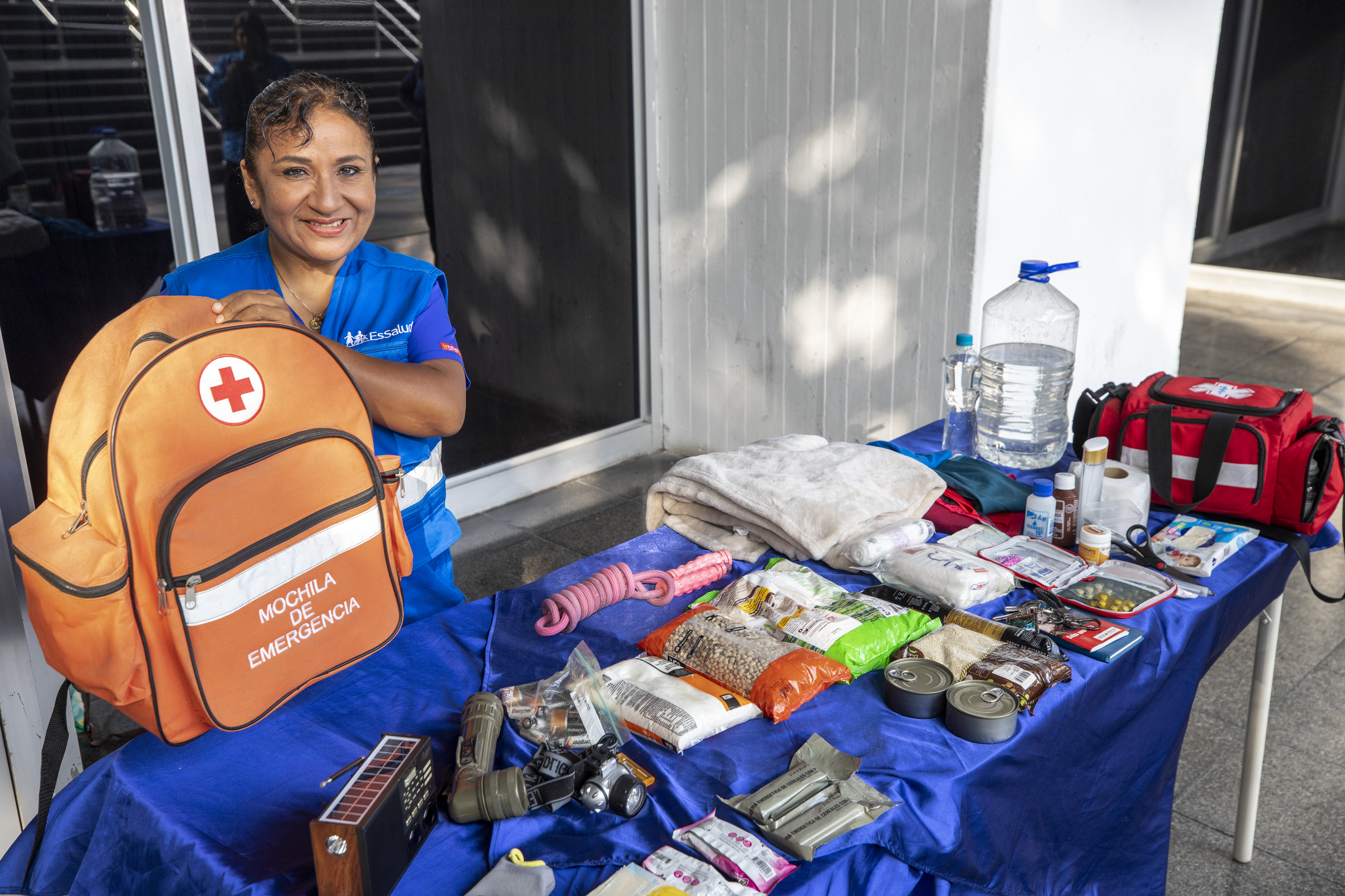 Agua, alimentos y medicamentos: EsSalud enseña cómo armar una mochila de emergencia