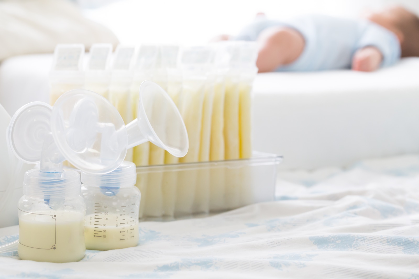 Lactancia materna: claves para un buen agarre y conservar correctamente la leche