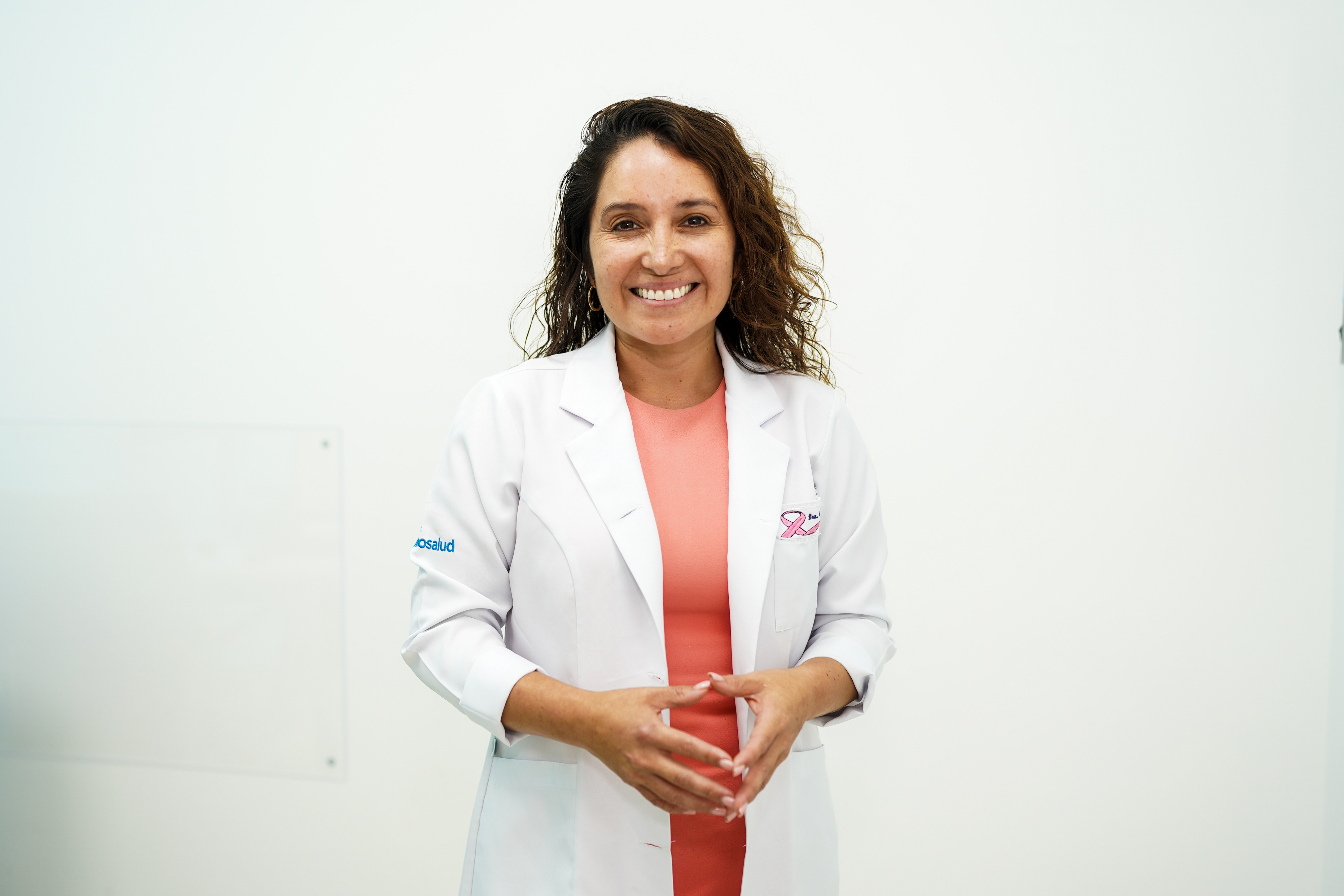 Destacando a la mujer en la ciencia: Médica peruana participa en estudio internacional que redefine la cirugía del cáncer de mama con procedimientos menos invasivos