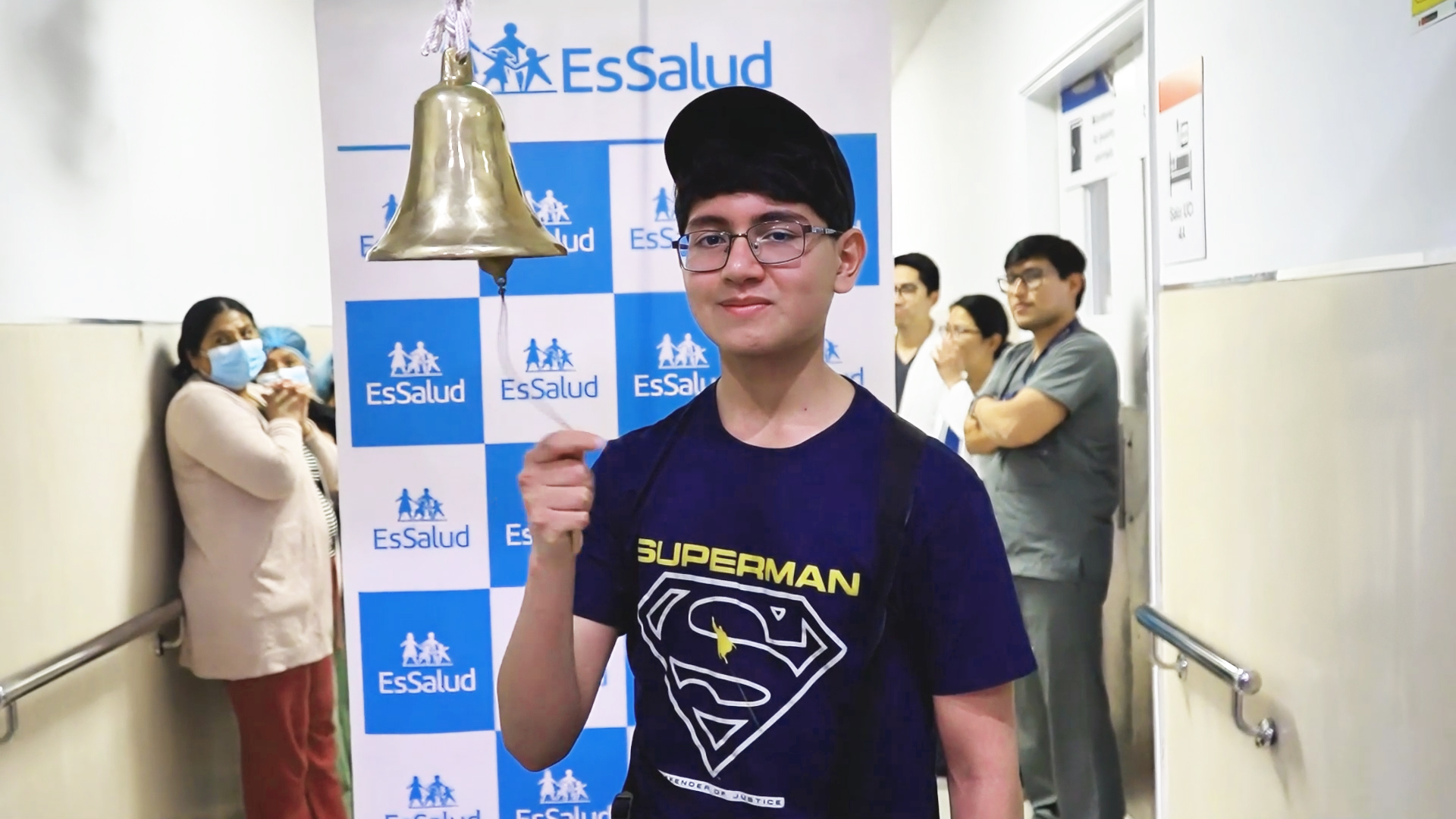 Campanazo anuncia milagro de Navidad: Adolescente de 15 años derrota el cáncer en Hospital Almenara de EsSalud