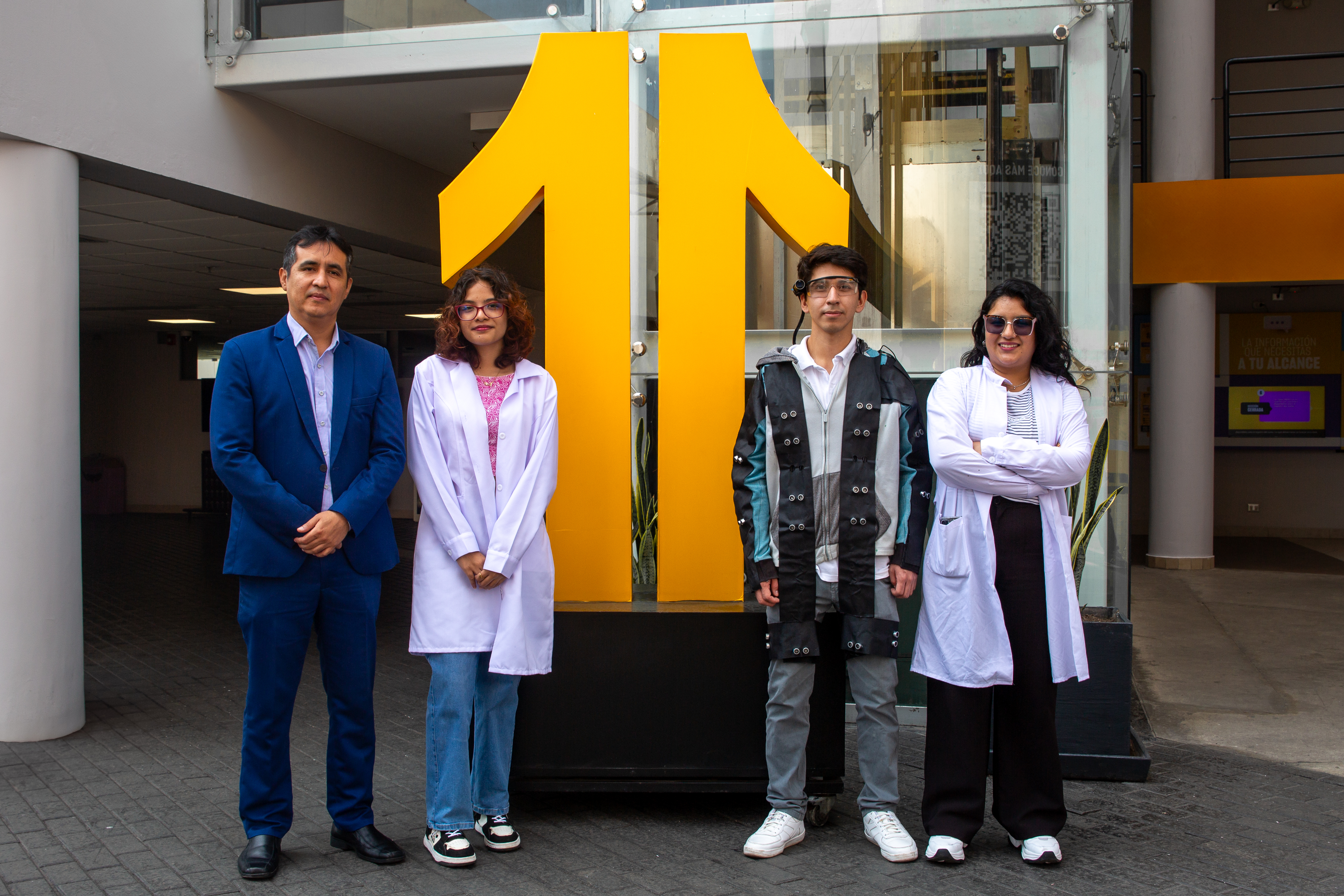 Desarrollan casaca y lentes inteligentes para personas con discapacidad visual