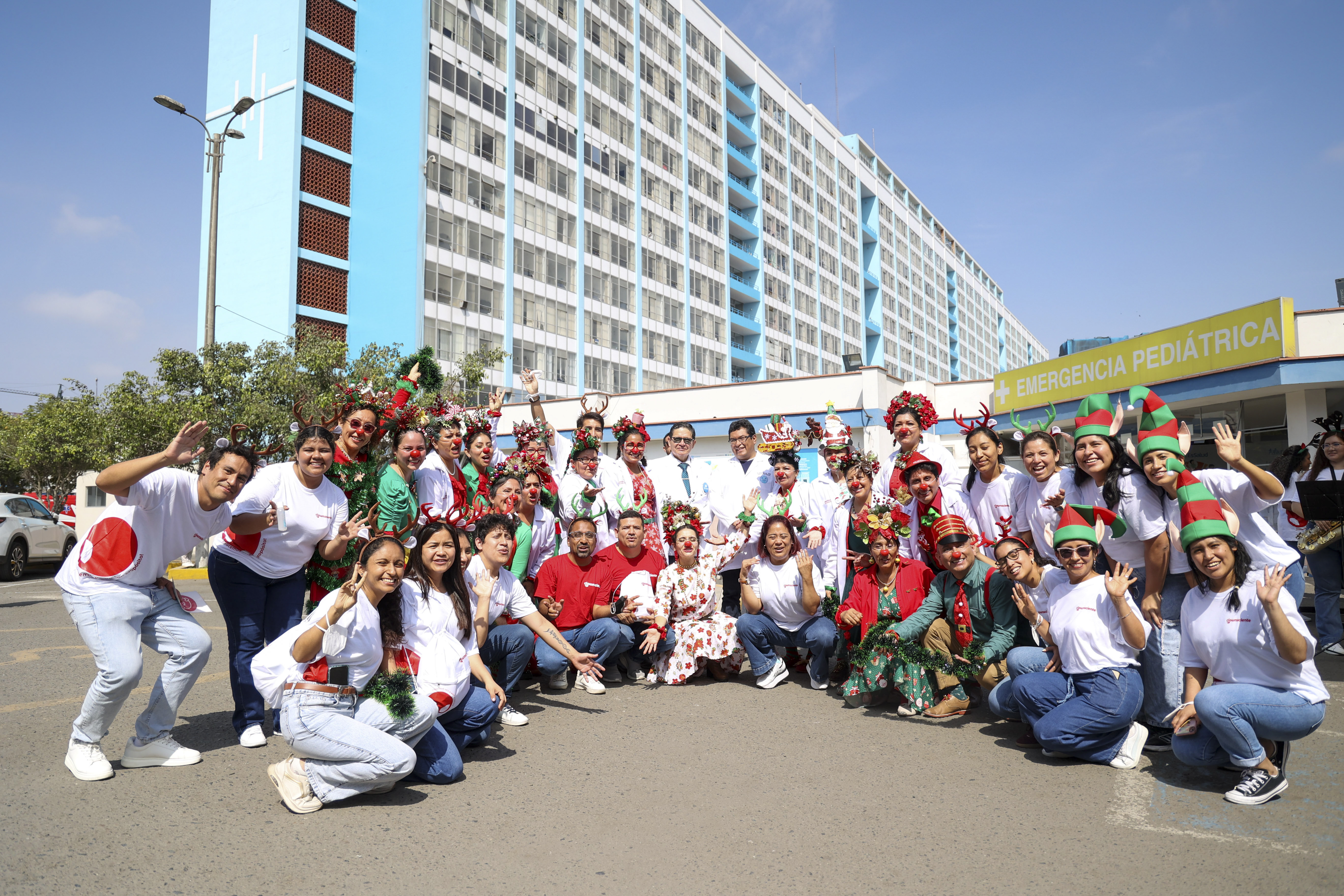EsSalud: Clowns con nariz roja y bata blanca adelantan la Navidad y llevan regalos a niños internados en Hospital Rebagliati