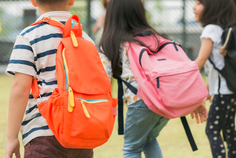 ¿Mochila y mala postura? Cuida la espalda de tu hijo