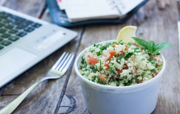 Nutricionistas recomiendan no comer alimentos frente a la computadora o al celular