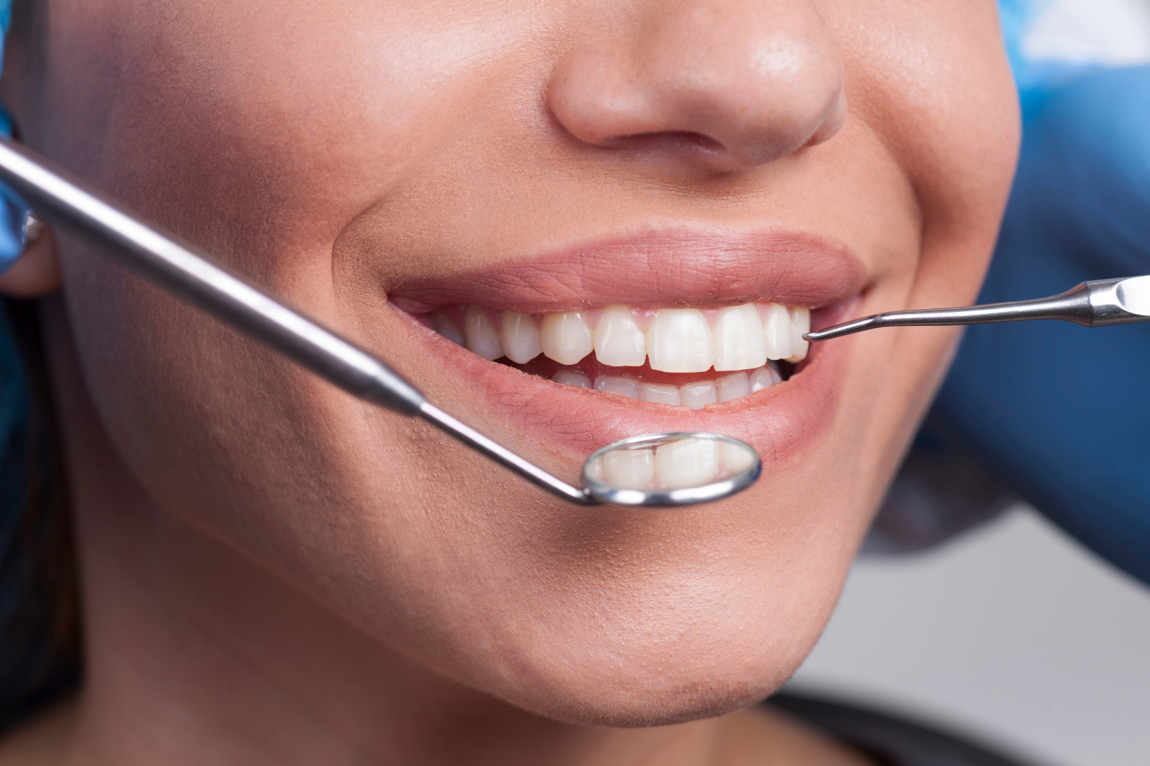Consejos para mantener una sonrisa saludable durante fiestas de fin de año