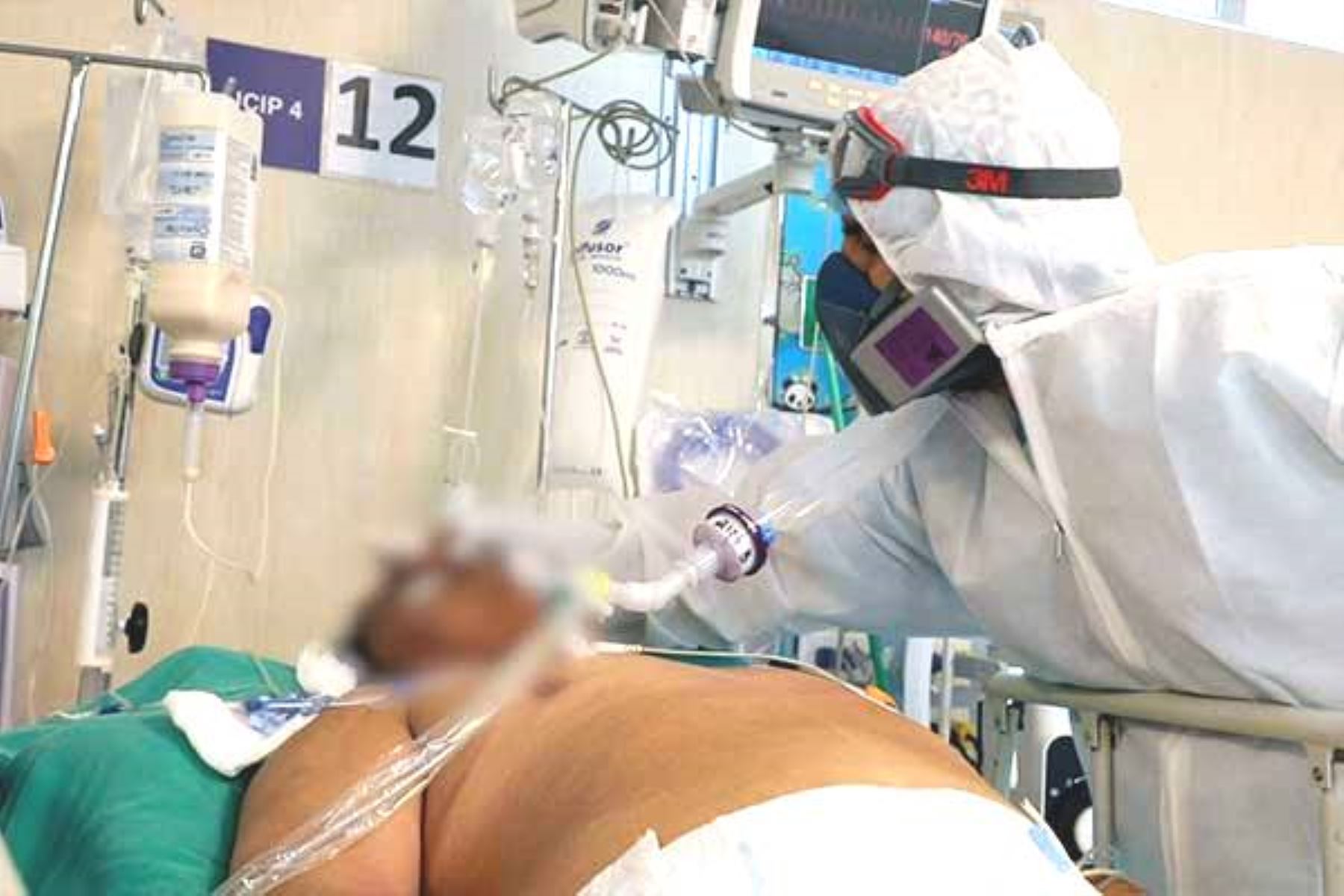 Tercera dosis de la vacuna previene en 88 % la hospitalización por covid-19