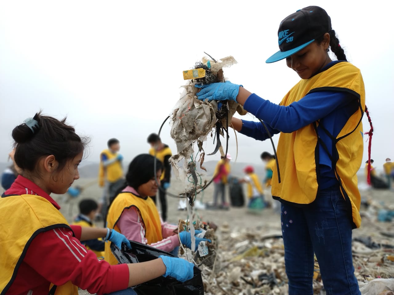 ELIMINAN PLASTICO QUE CONTAMINA MAR DE LIMA Y CALLAO