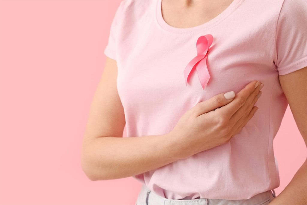 6 señales de alerta del cáncer de mama que puedes detectar en casa, más allá del bulto