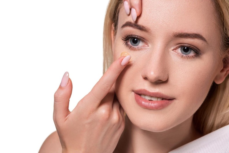 Lentes de contacto y maquillaje: Lo que una oftalmóloga recomienda evitar para proteger tu salud visual. 