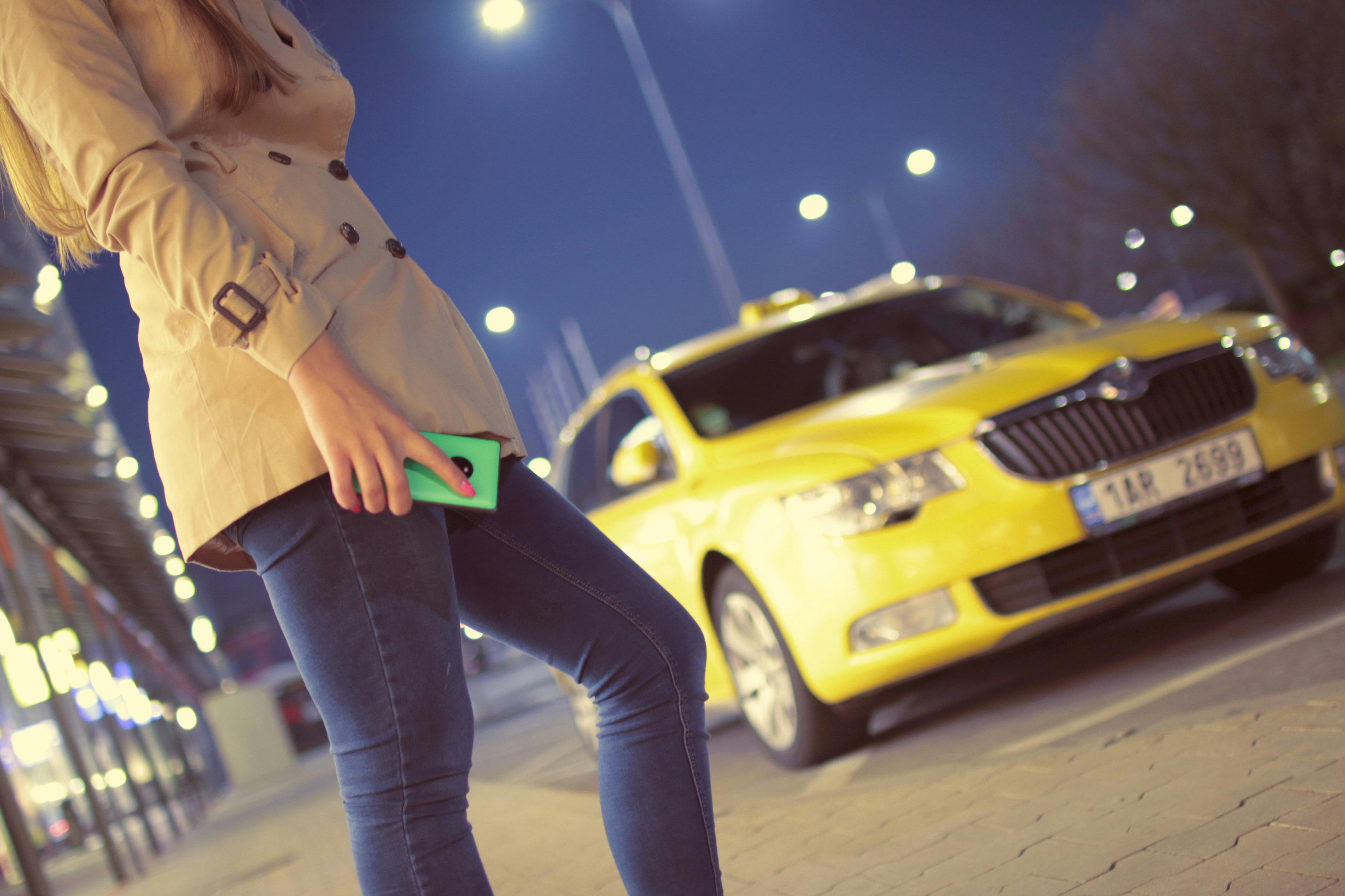 Cuatro recomendaciones de seguridad si viajas sola en taxi