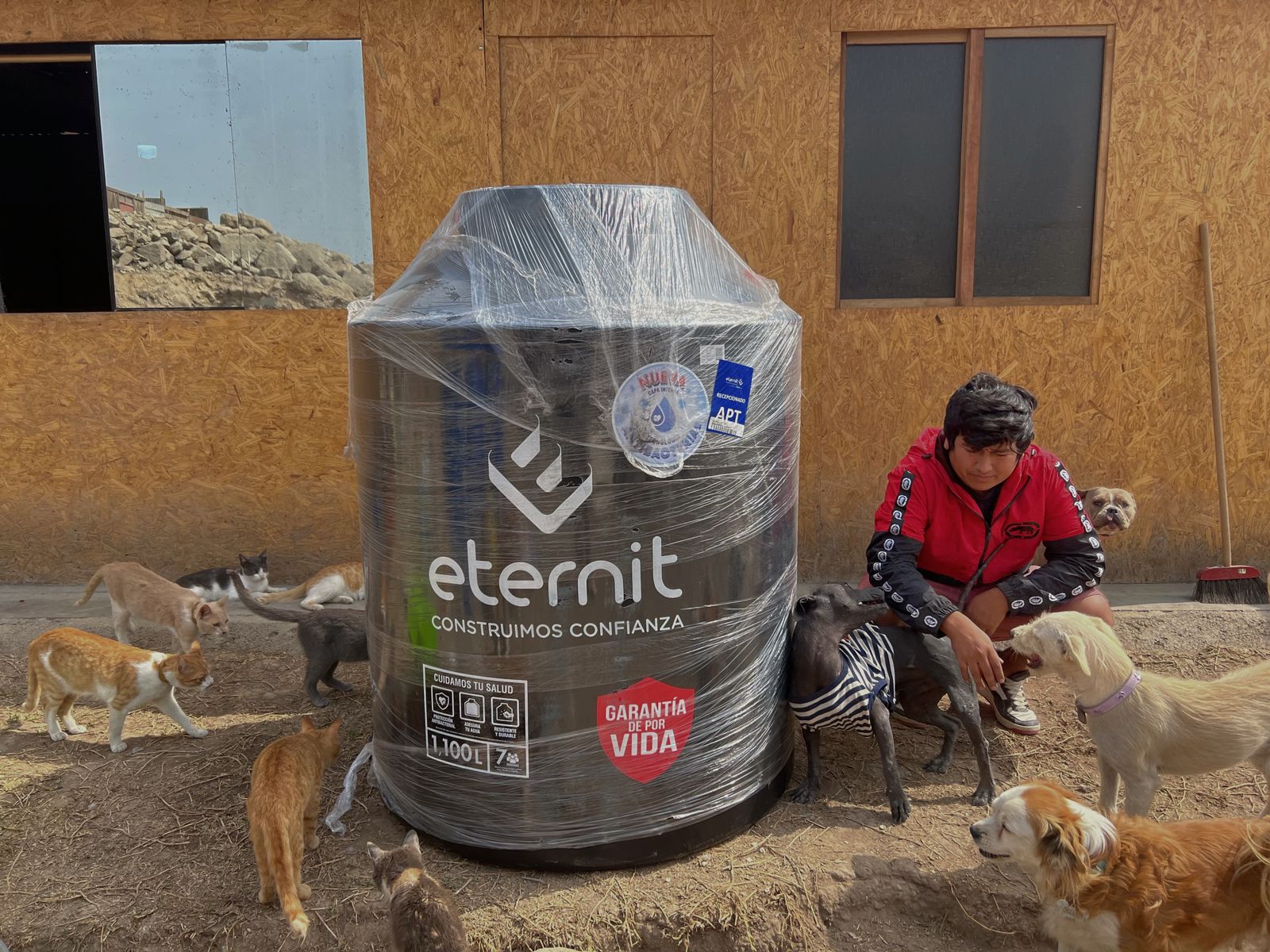Donan tanque de agua que beneficiará a albergue con más de 80 animales
