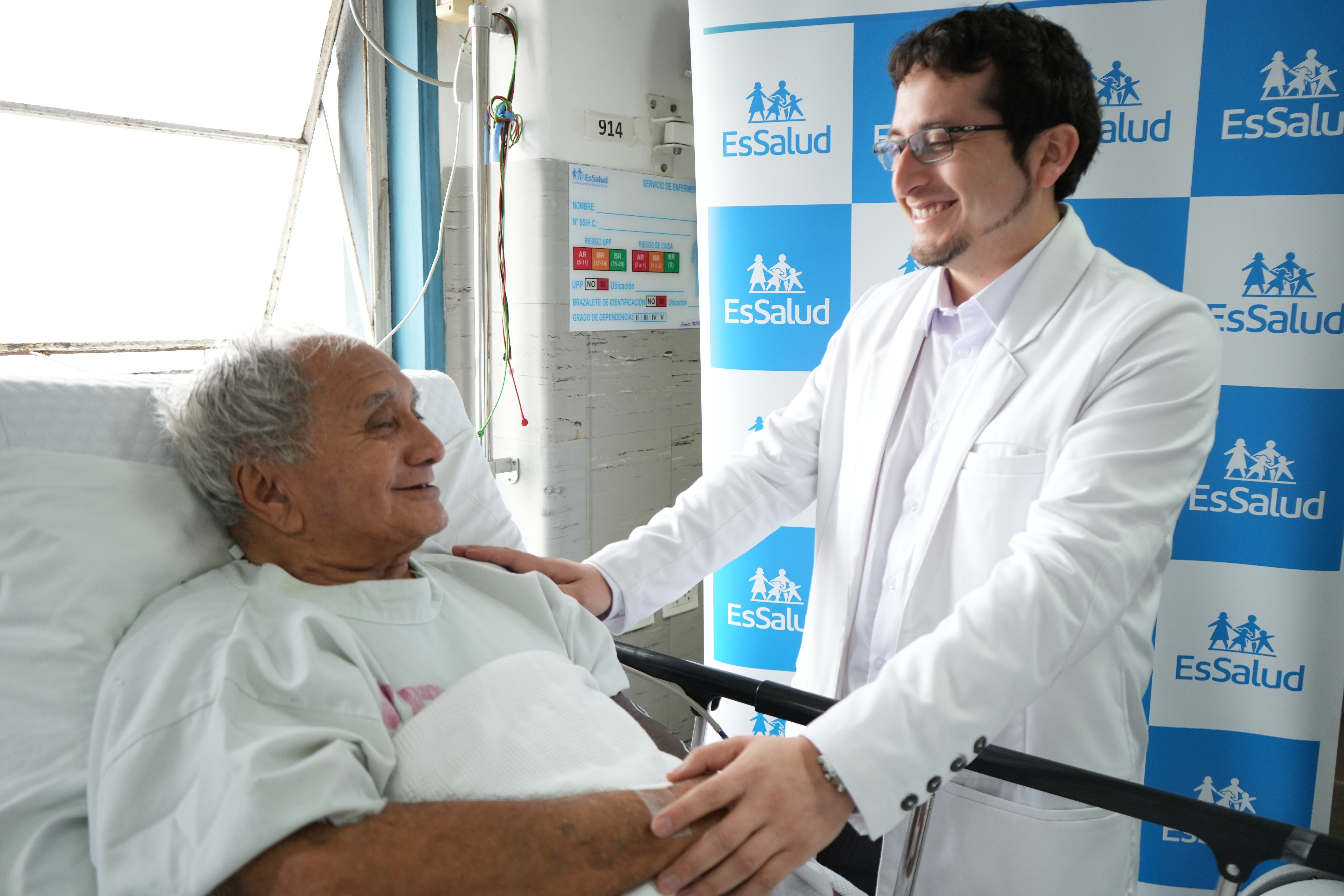 Hospital Almenara de EsSalud salvó a 15 pacientes en lo que va del año con uso de moderno equipo que reemplaza a corazón y pulmones