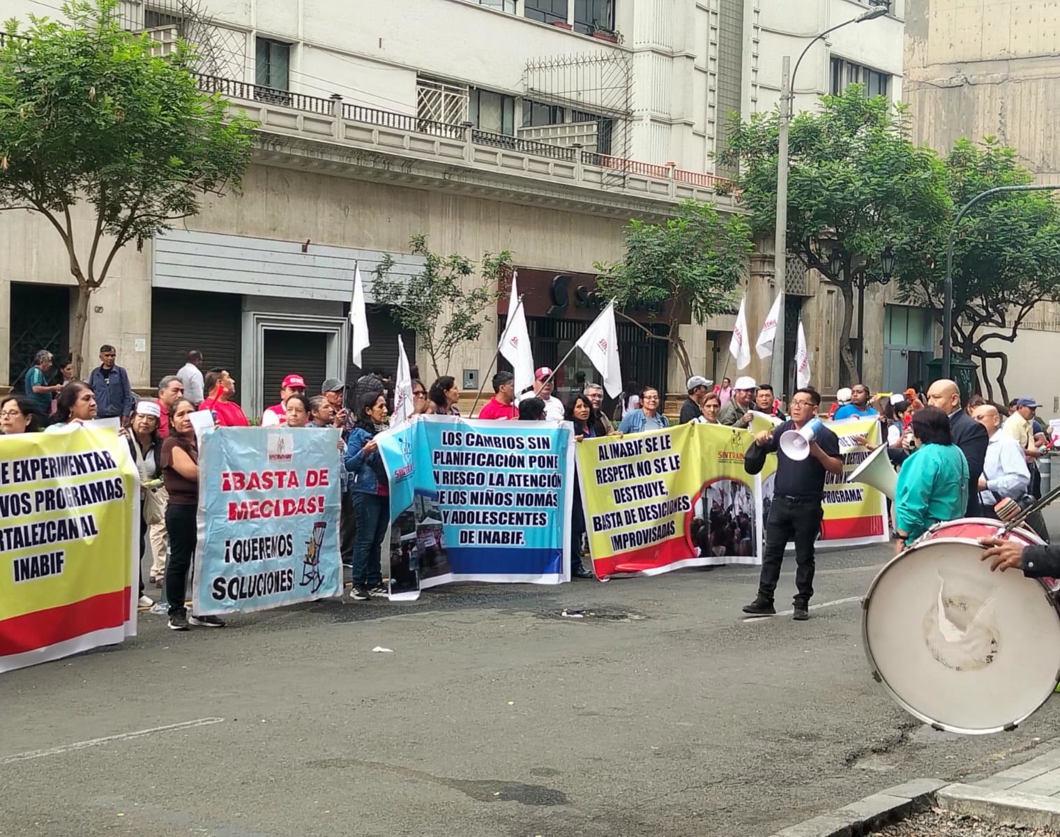 Trabajadores del INABIF realizaron plantón en rechazo a presunto desmembramiento con fines políticos.