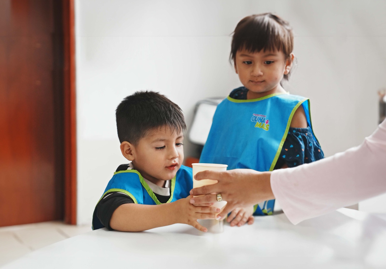 Cuna Más promueve el consumo de agua segura para una dieta saludable en los niños de la primera infancia