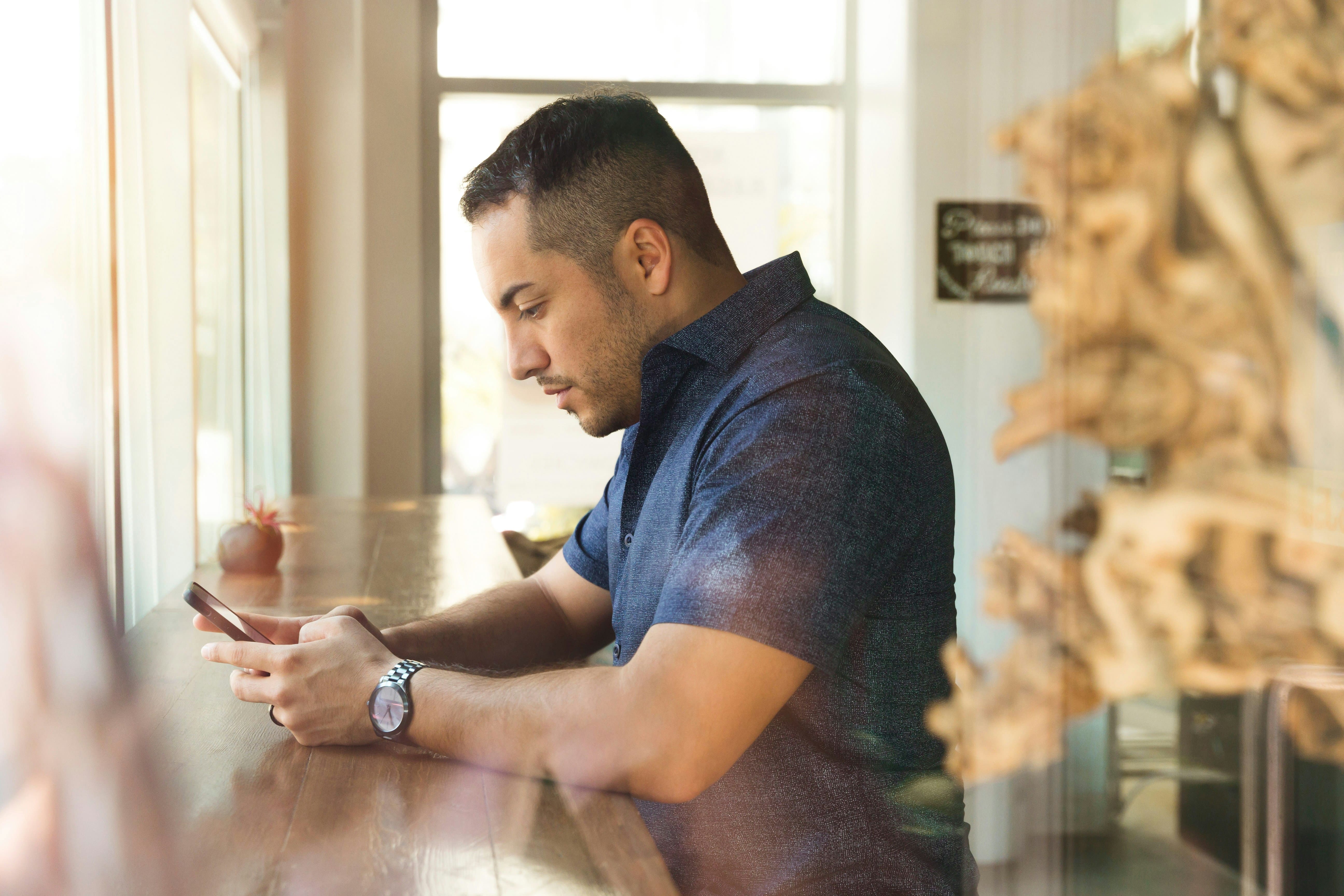 Nomofobia: el 50% de peruanos afirma sentir ansiedad cuando se aleja de su celular