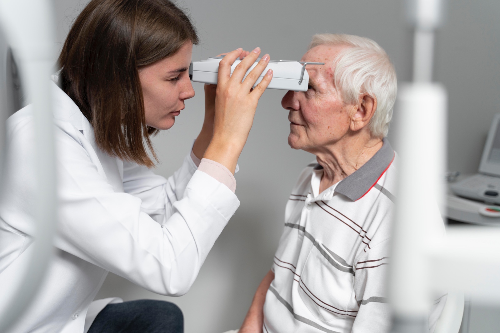 Cuidar los ojos después de los 50: factores de riesgo que aumentan tus probabilidades de padecer DMAE