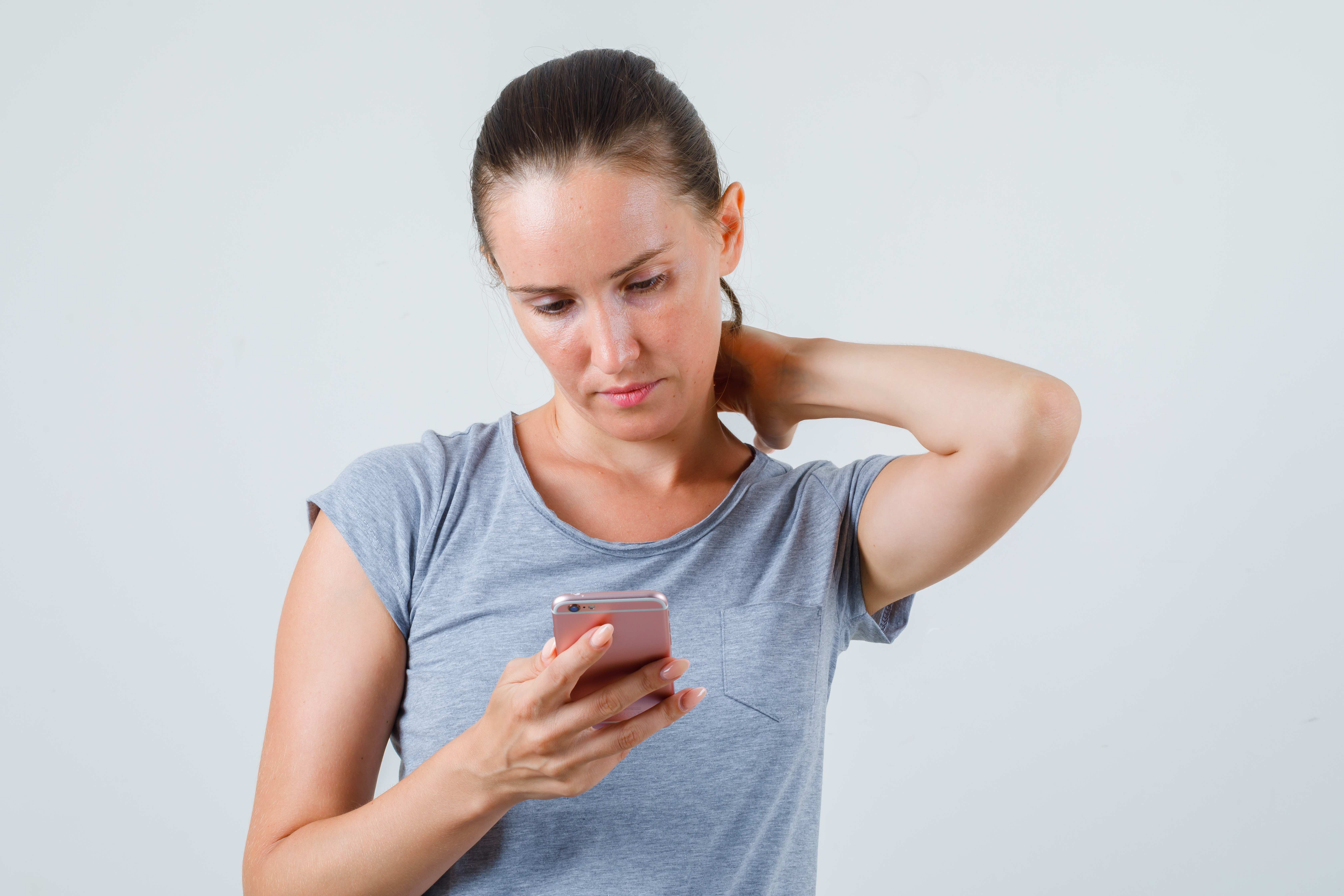 ¿Sufres de ‘Text Neck’?: Descubre qué es y cómo prevenirlo