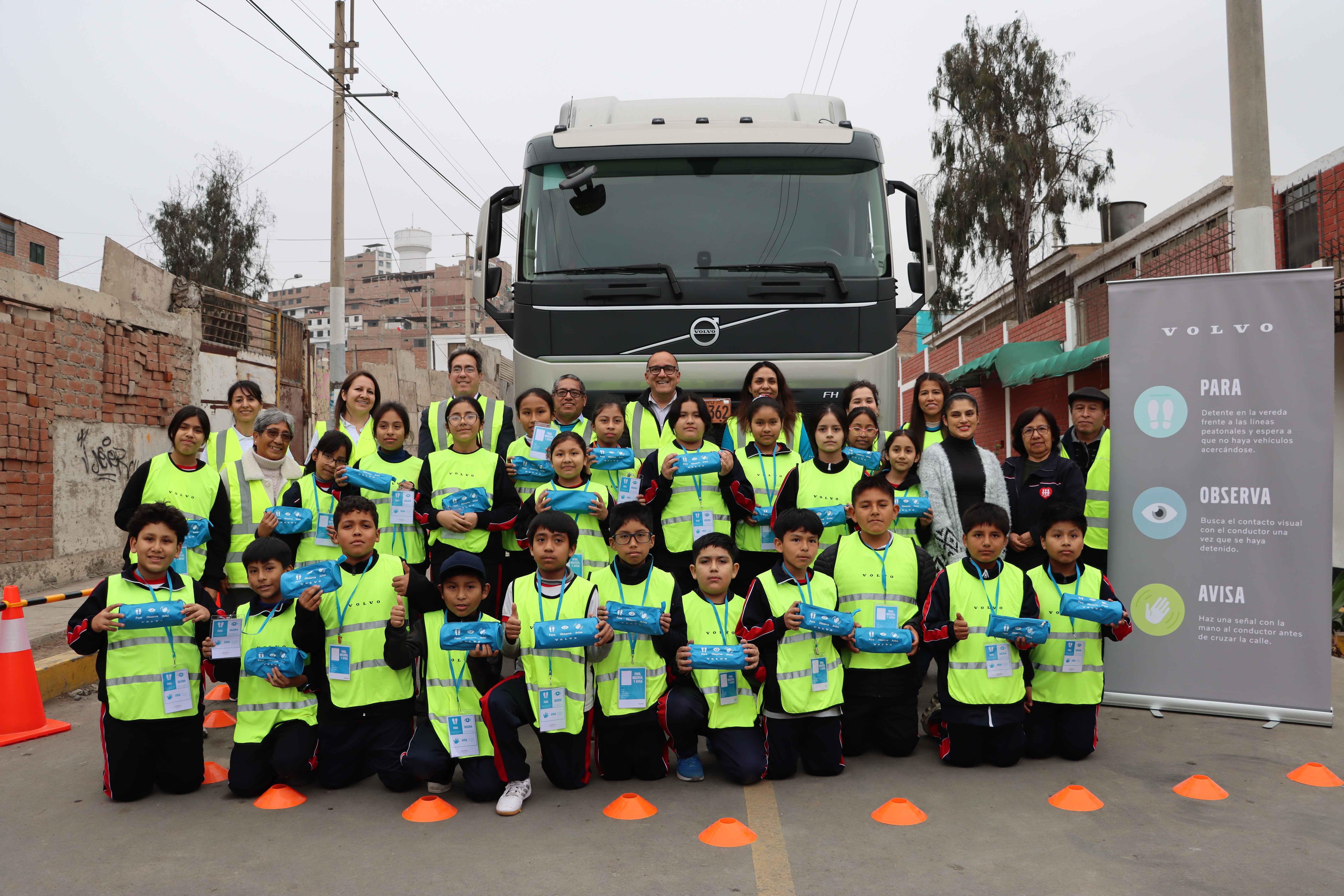 Volvo Group Peru promueve la seguridad vial infantil con el programa global “Para, Observa y Avisa”