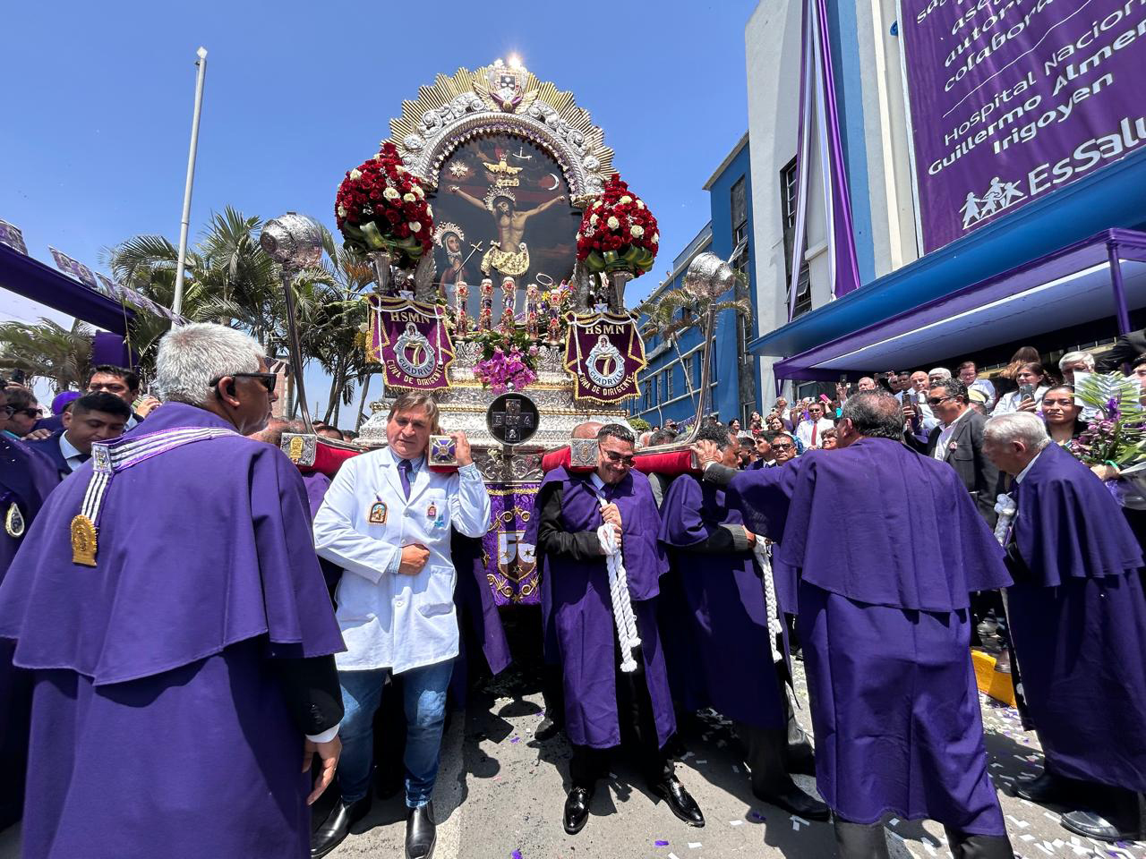 Señor de los Milagros: La fe se renovó en el Hospital Almenara de EsSalud con la visita del Cristo Morado.