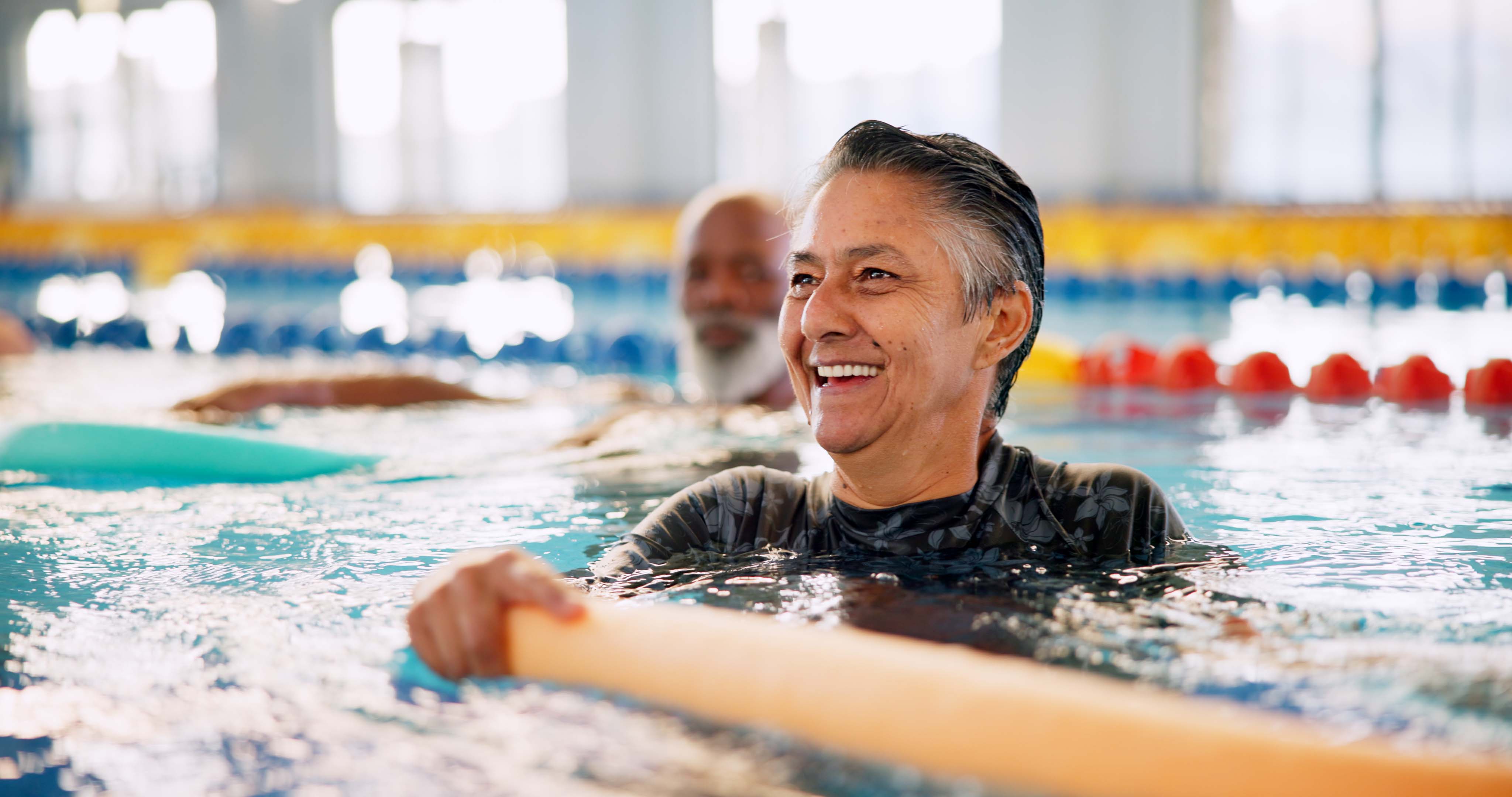 ¿Qué ventajas tiene la práctica de la natación en adultos mayores?