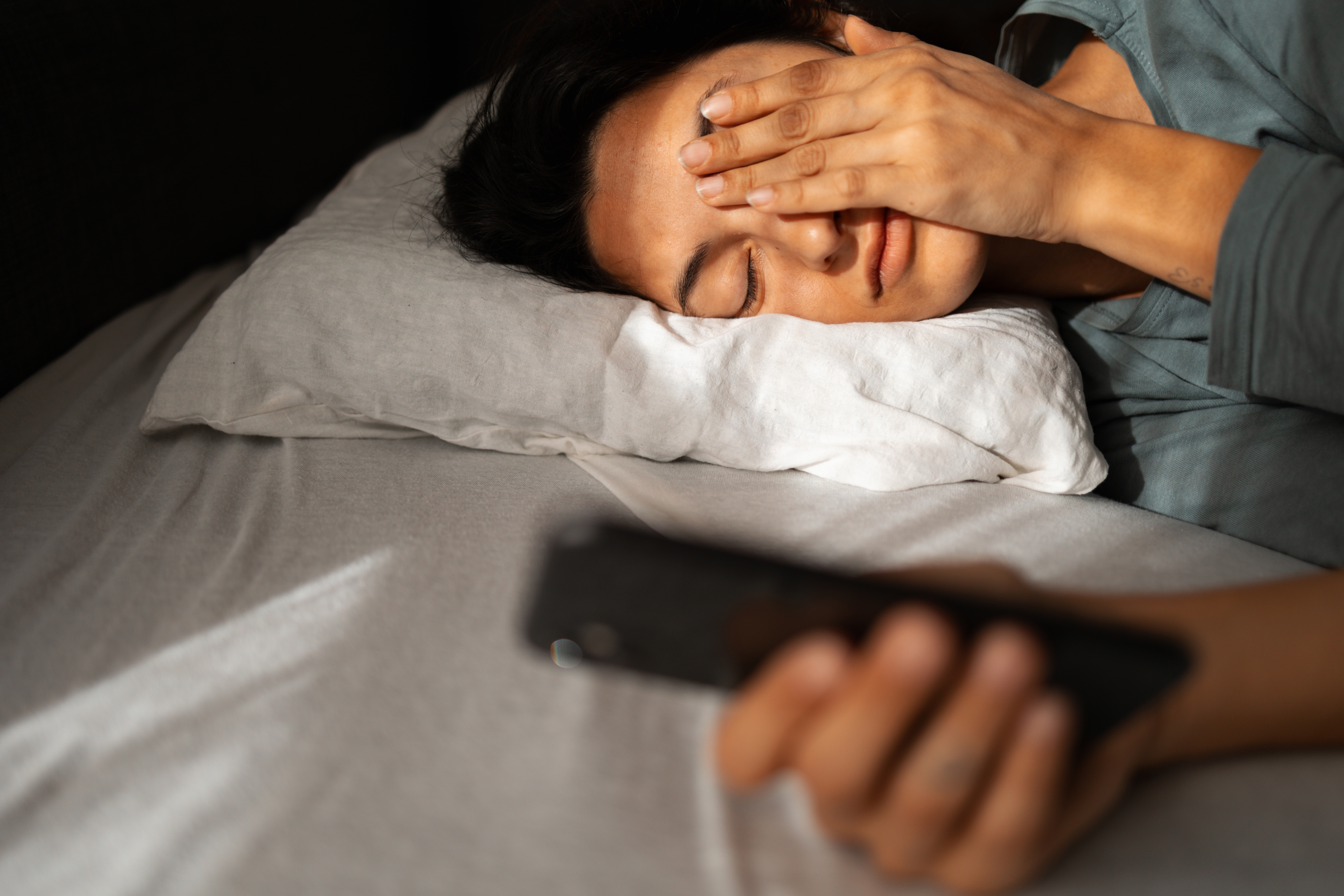 Dormir menos de lo necesario: las consecuencias de restarle horas al descanso