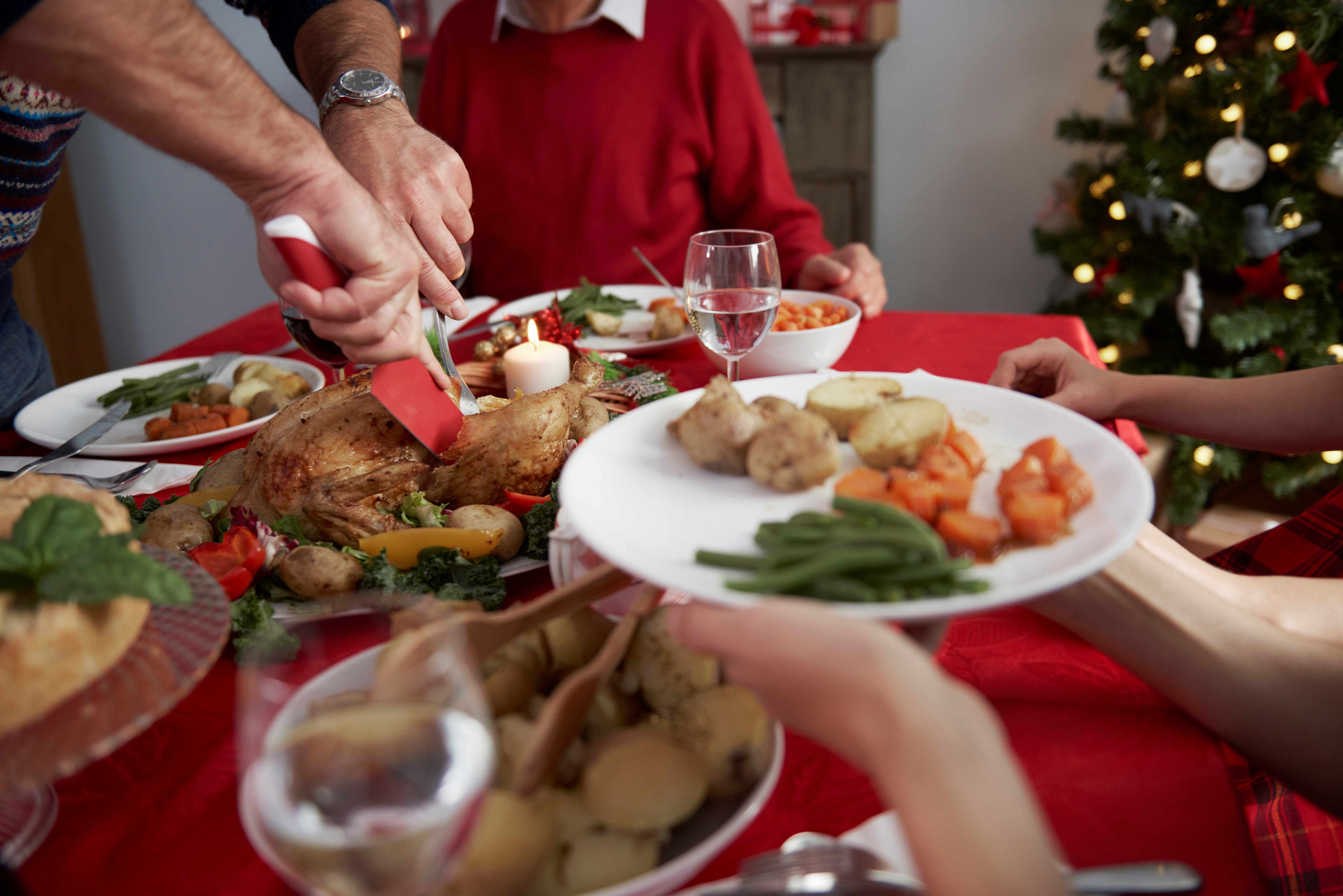 Navidad y Año Nuevo 2025: Cinco recomendaciones para manejar el exceso de comida y bebida