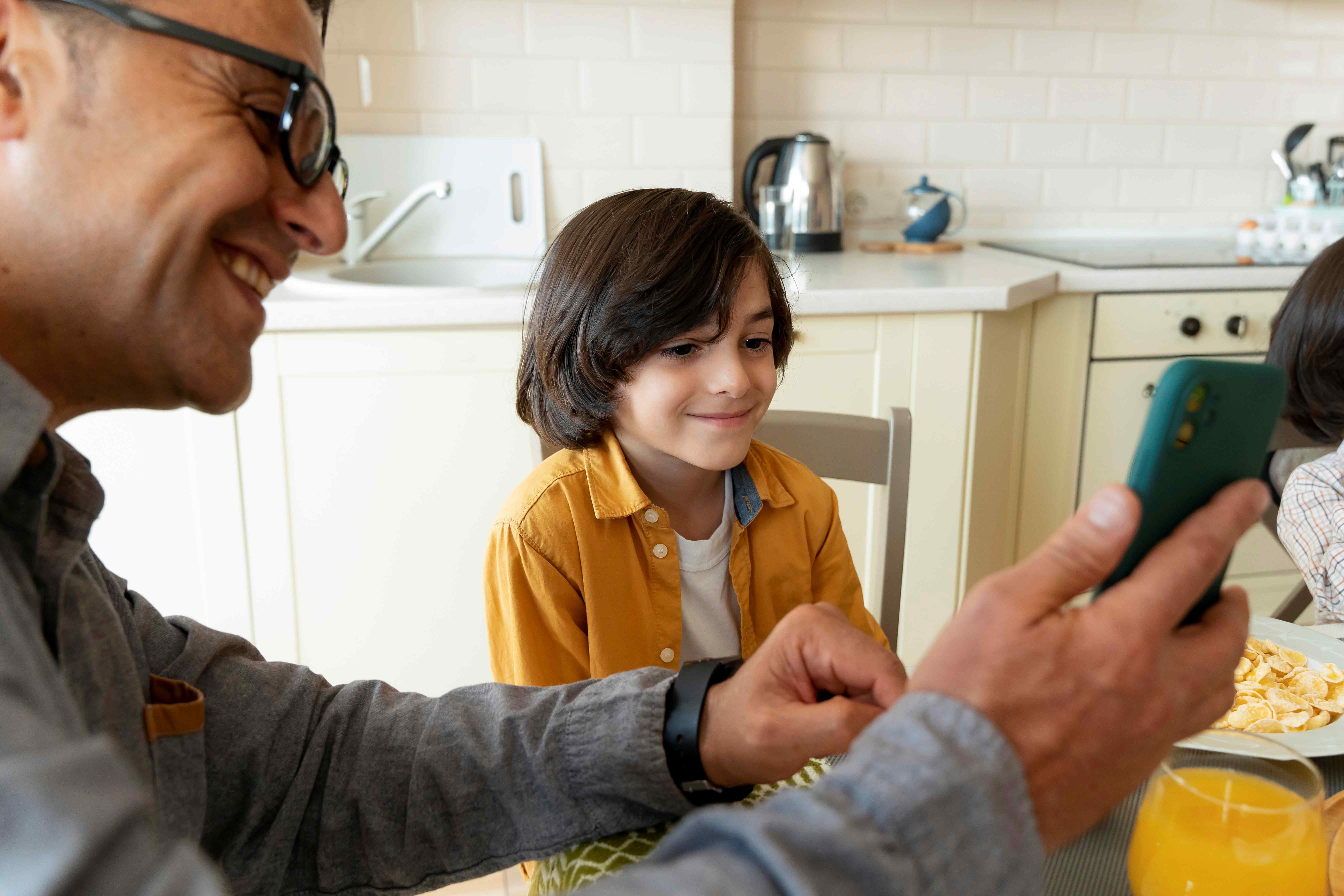 ¿Le compraste su primer celular a tu hijo?: 5 recomendaciones para su uso seguro