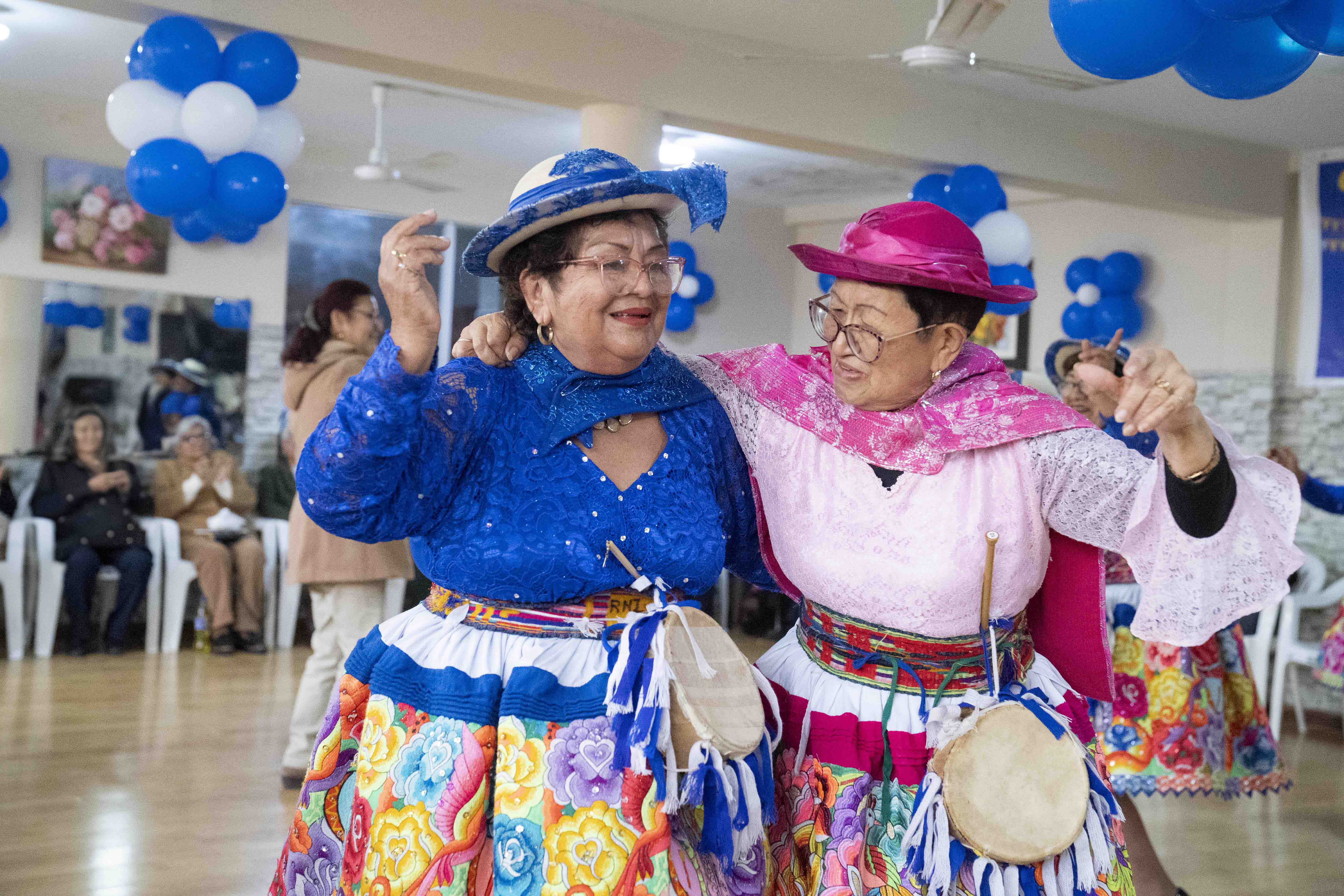 Adultos mayores con voz y liderazgo en EsSalud: escriben libros, bailan, cultivan y nos inspiran