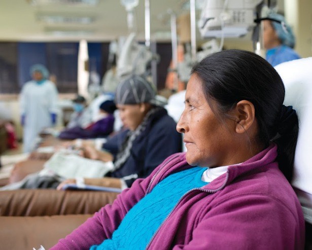 Día Internacional de la Mujer: las mujeres pagan un 18% más en gastos médicos que los hombres